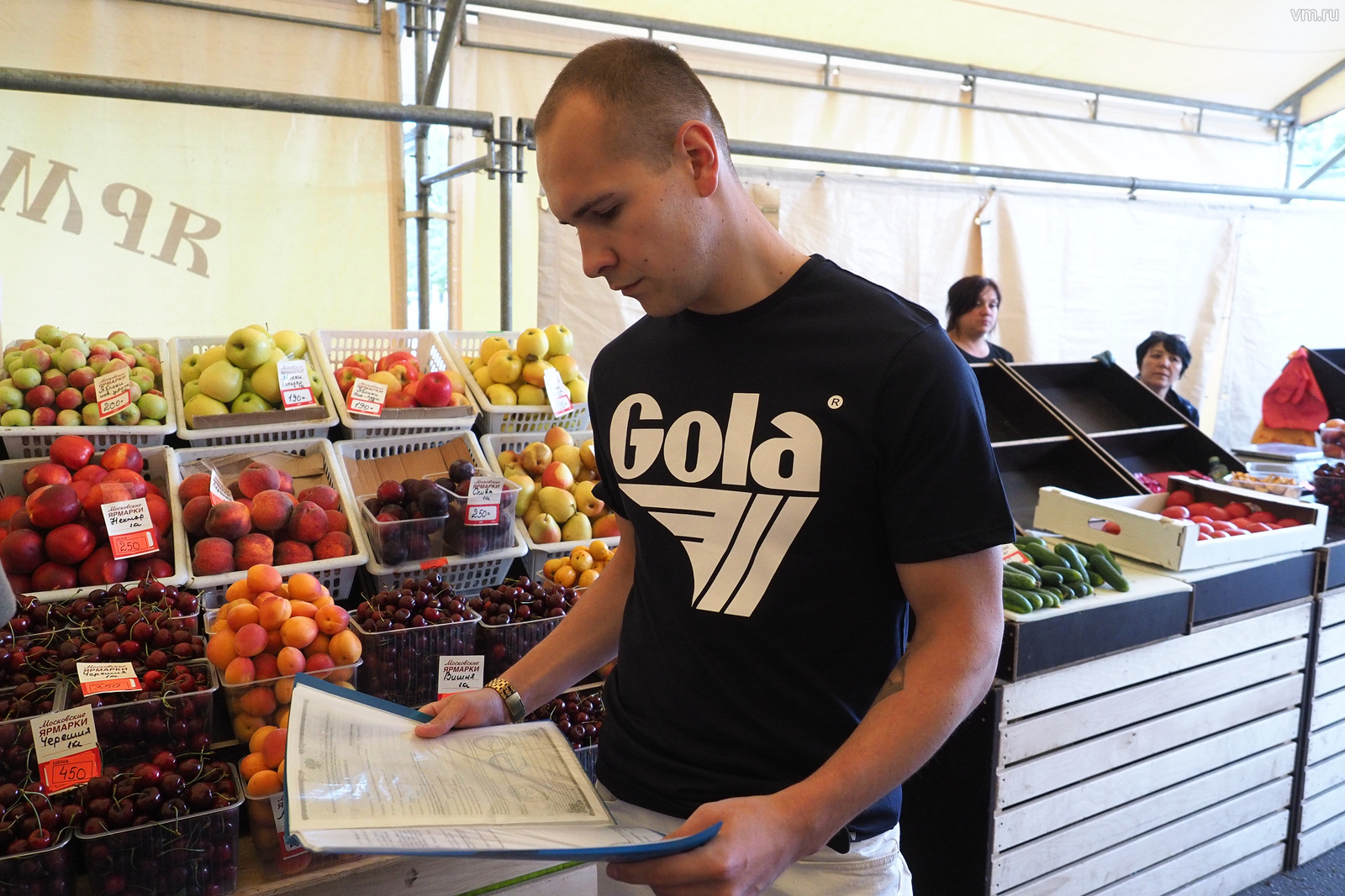 По словам Максима, понять, есть ли у продавцов разрешение на торговлю, очень просто — санкционированная торговля ведется только на официальных рынках, ярмарках и на других специально оборудованных для этого площадях