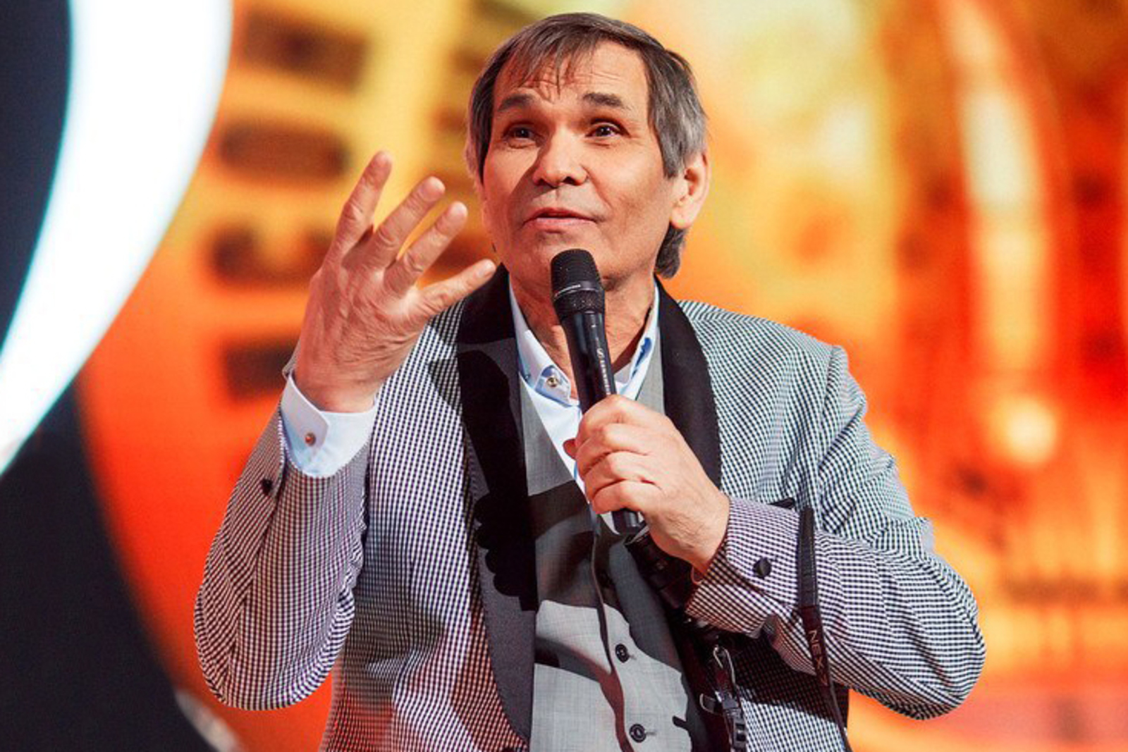 Напомним, что Алибасов выпил прожигающую жидкость, спутав ее с соком