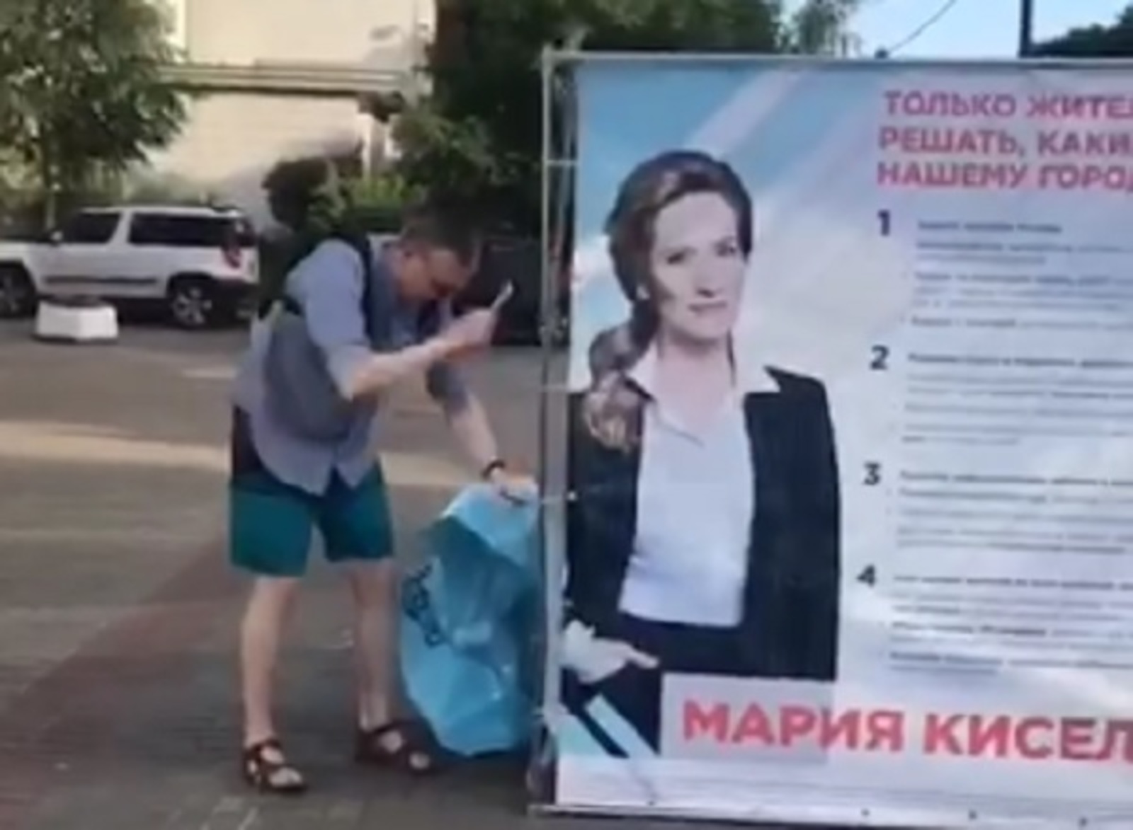 Киселева сообщила, что на ее помощниц набросился мужчина с ножом, выкрикивая, что хочет убивать волонтеров