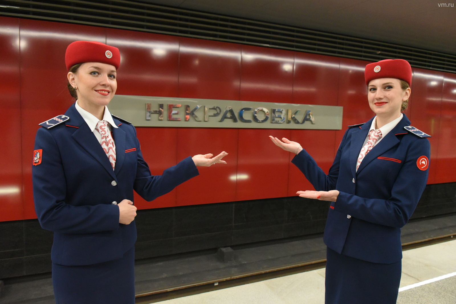 Сотрудницы метро Екатерина Жадеева (слева) и Екатерина Жиганова на открытии станции «Некрасовка»