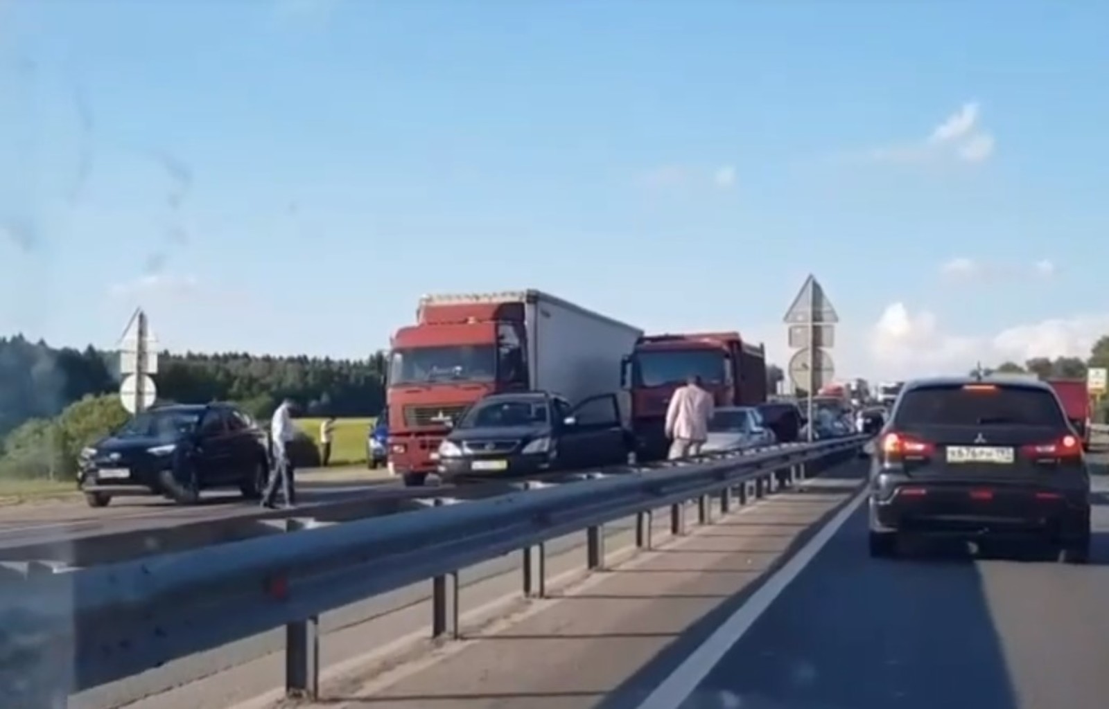 Потерявший управление грузовик протаранил стоявшие на светофоре легковушки