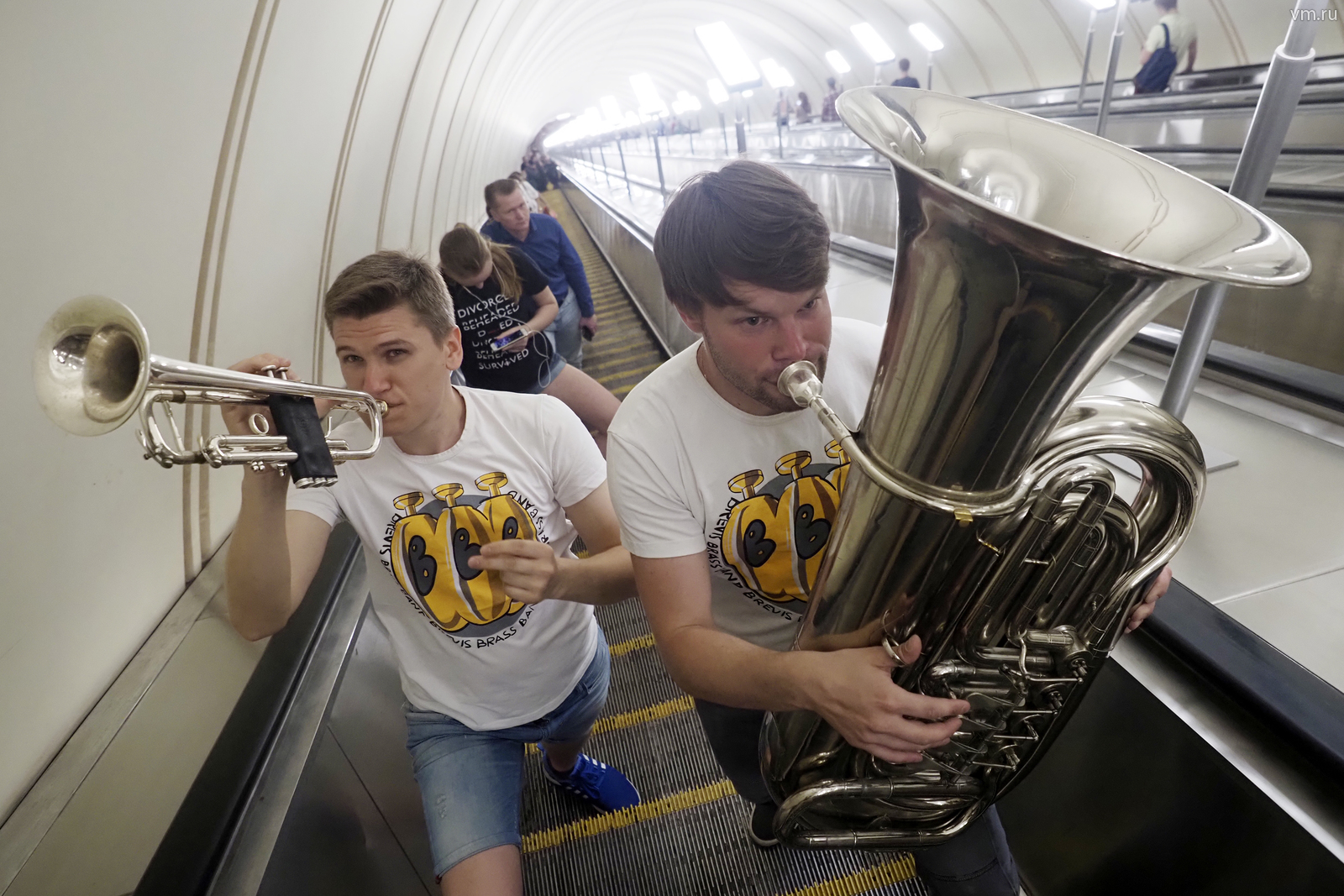 На фото: участники кавер-группы Brevis Brass Band Артем Прохоренко (слева) и Дмитрий Силанов (справа)