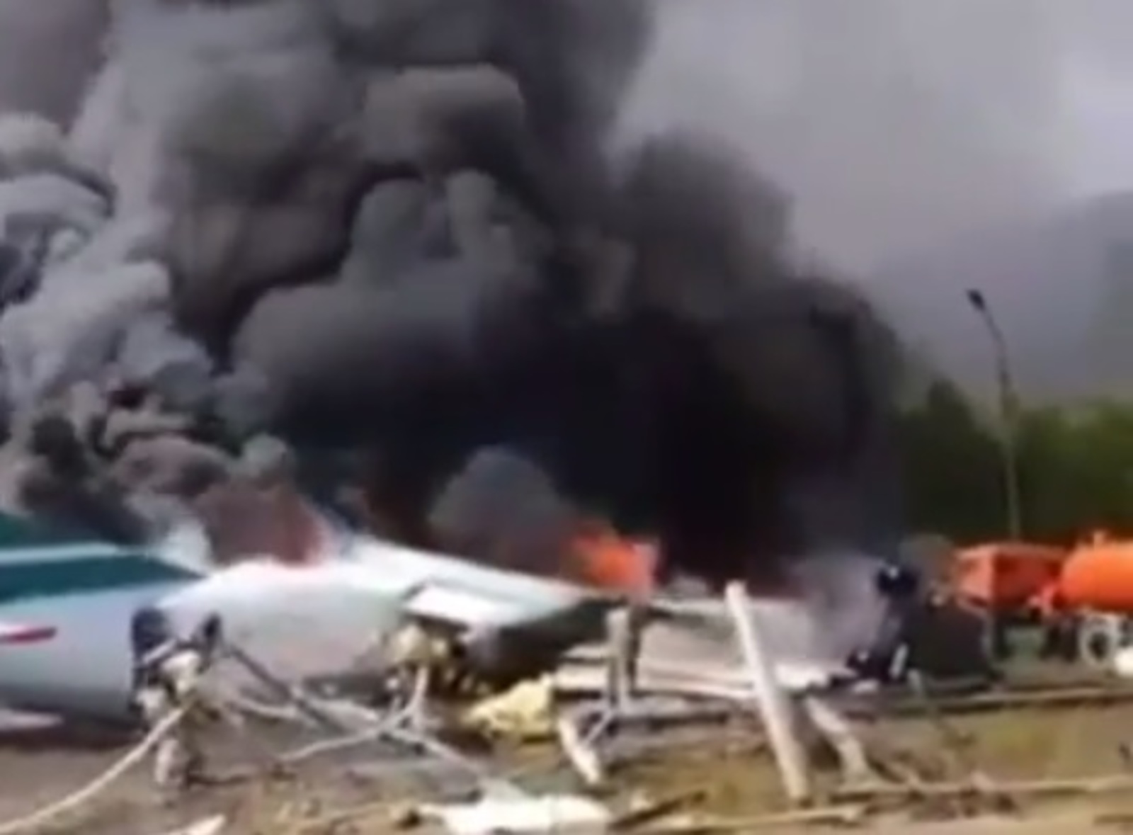 У Ан-24 отказал один из двигателей