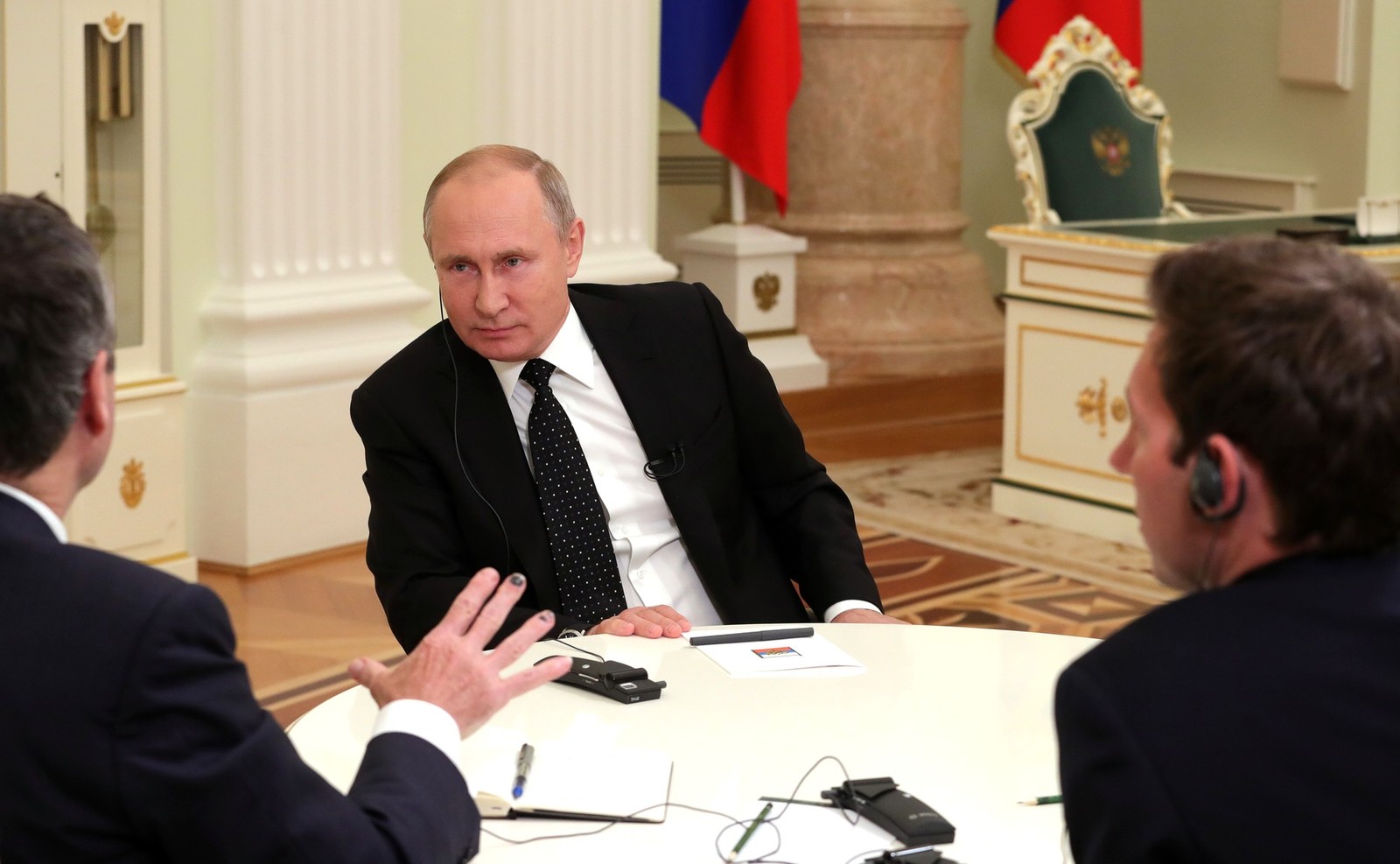 Владимир Путин пил из аналогичного «термоса» во время встречи в честь лидеров стран G20 в Японии
