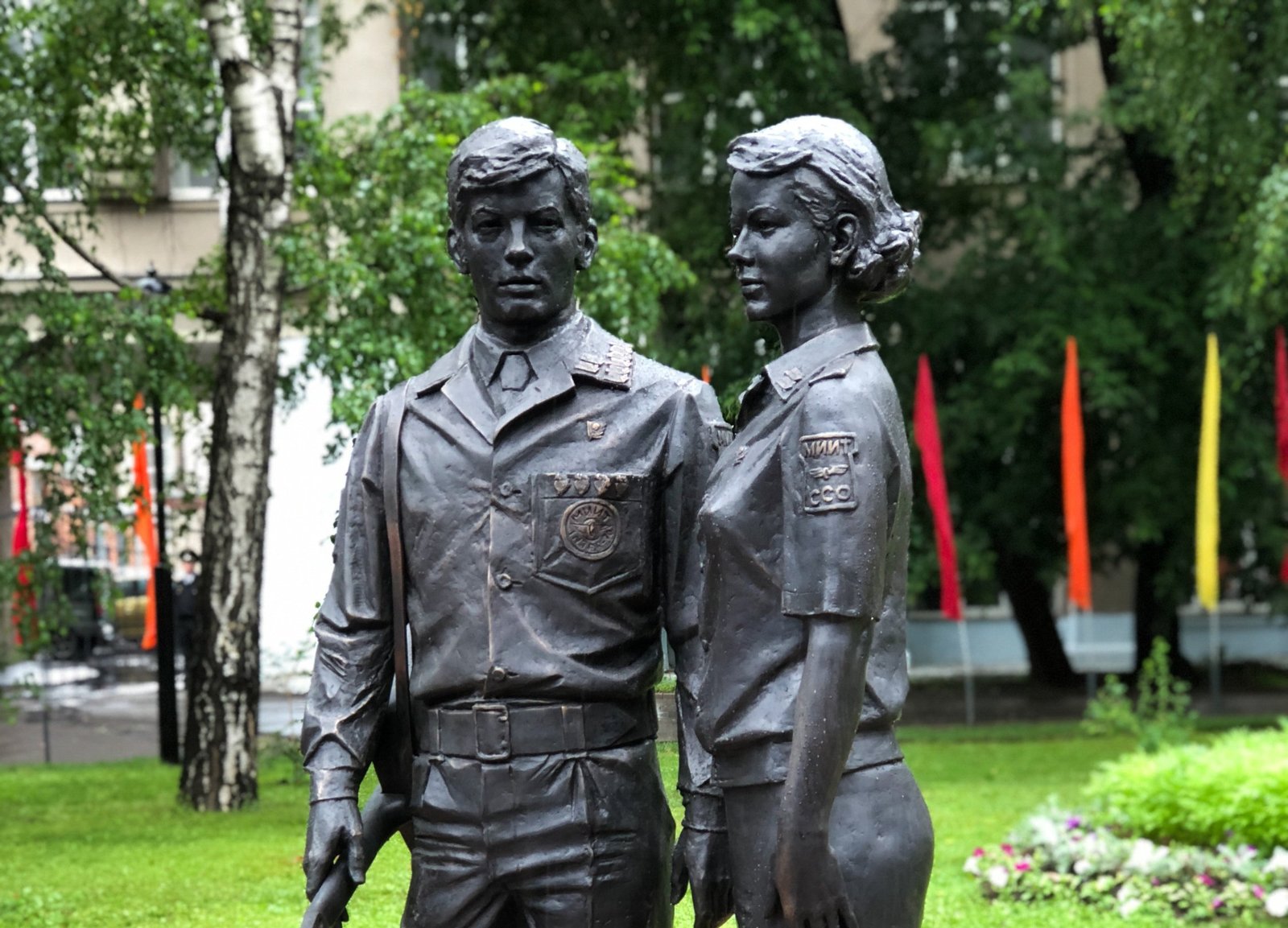 Памятник строителю и проводнице