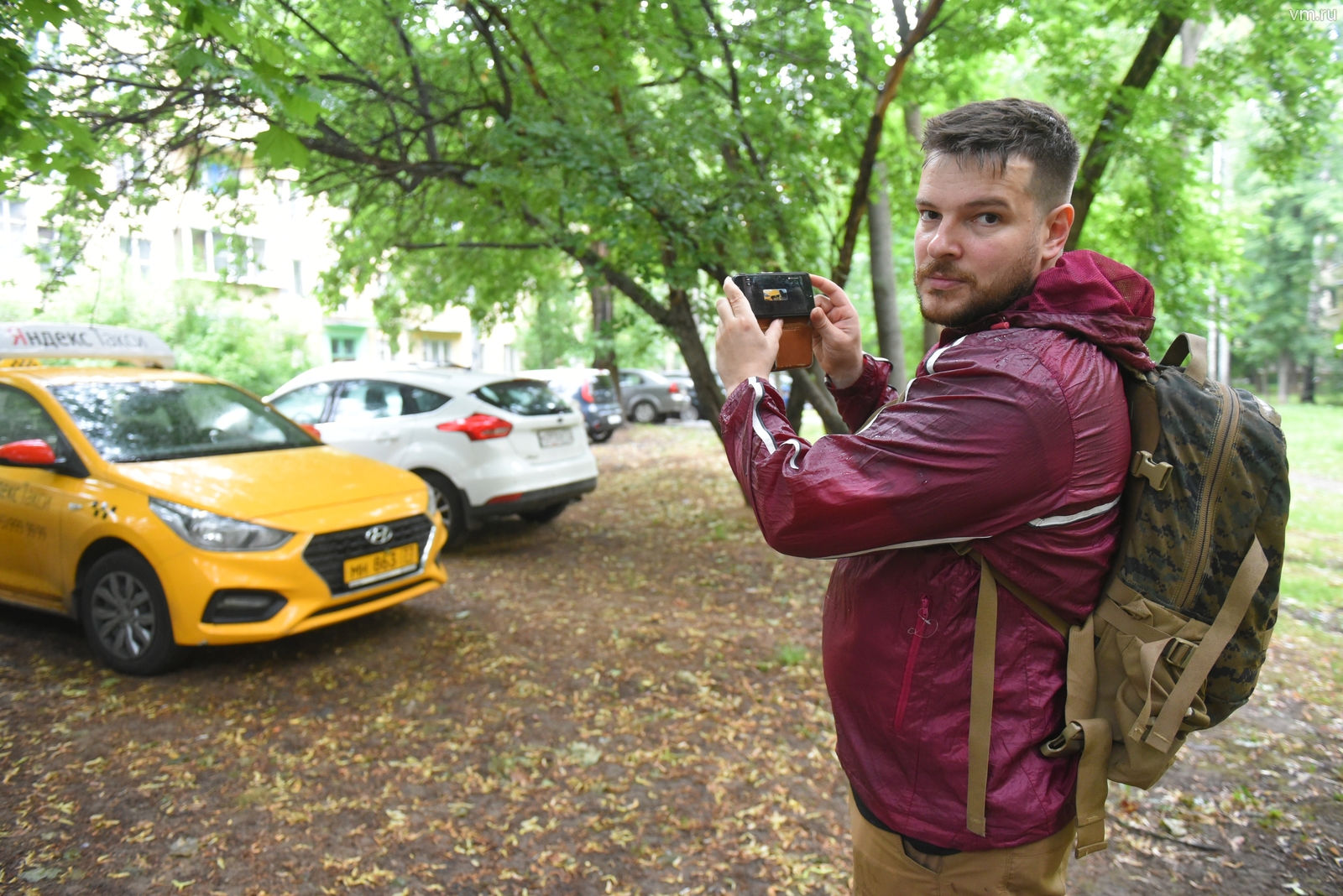 Общественный активист и лидер инициативной группы жителей Северного и Южного Тушина Дмитрий Локтев фиксирует нарушения правил парковки с помощью приложения для смартфона «Помощник Москвы»