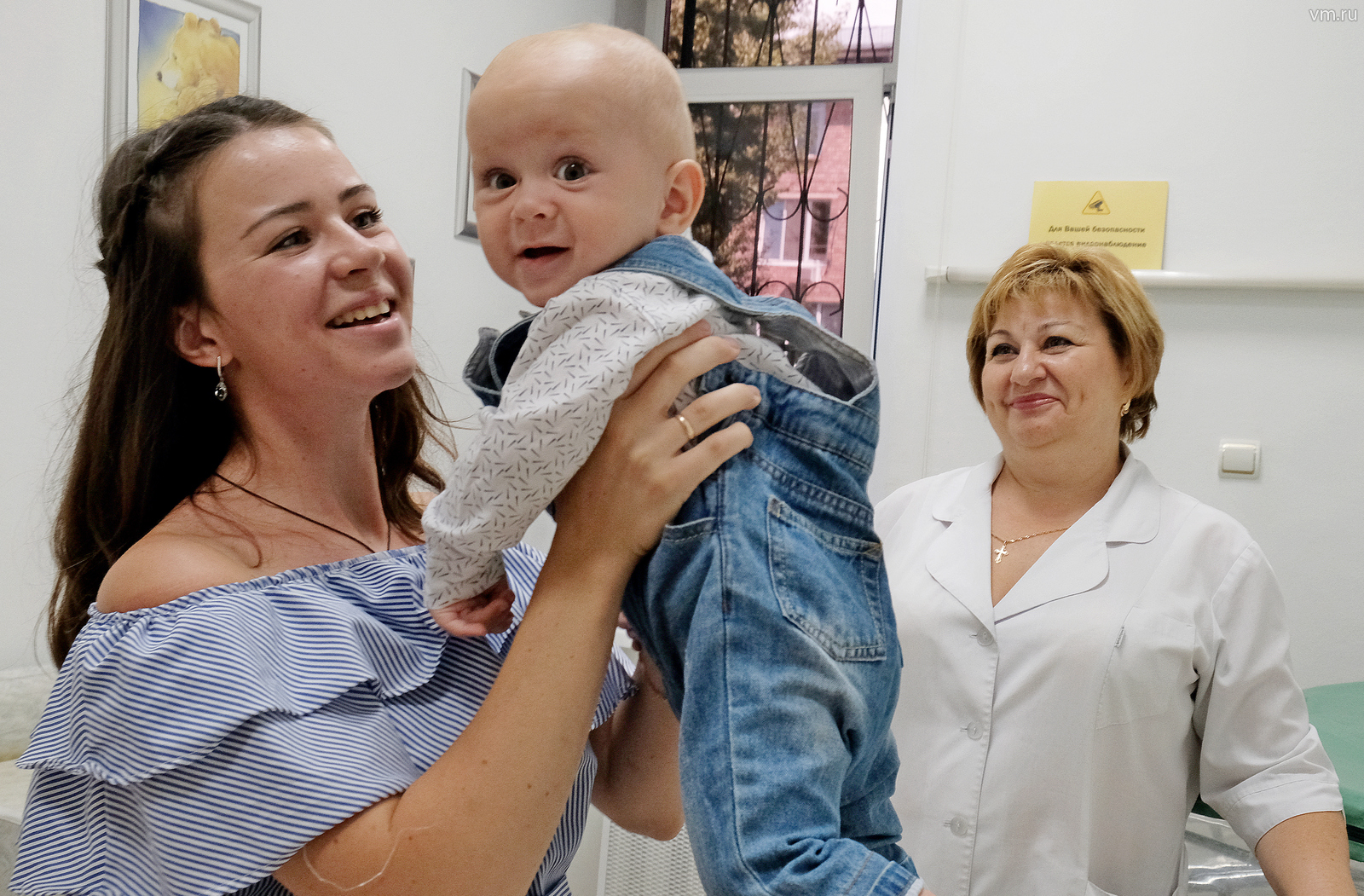 Столичный роддом № 25 отмечал 60-летие. Москвичка Анна Акатова пришла вместе с сыном Максимом поздравить врача Галину Лебедеву и специалистов клиники, в которой появился на свет ее ребенок