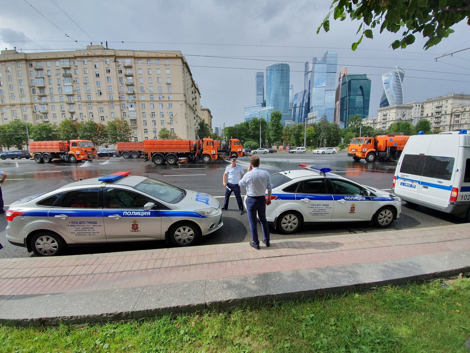 Две полосы из четырех открыты, движение идет