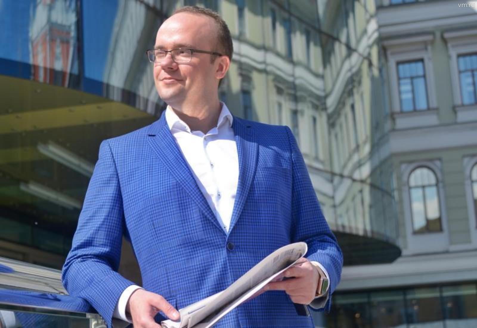 Столица — центр деловой активности. На фото: москвич Олег Болтунов около бизнес-центра в Романовом переулке, расположенном в исторической части города