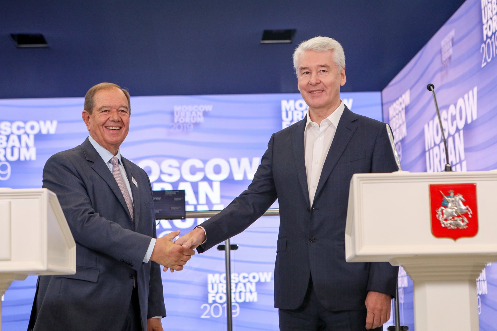 Подписание соглашение названо важным шагом на пути укрепления отношений Москвы и Франции. На фото: (слева направо) президент метрополии «Большого Парижа» Патрик Олье и мэр Москвы Сергей Собянин