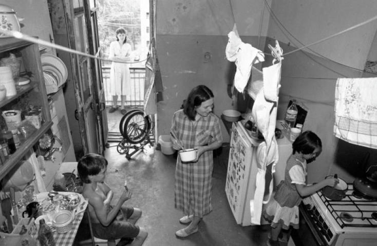 БЫЛО 1 июня 1997 года. Жители коммунальной квартиры на кухне. Большая часть коммуналок в Москве была расселена еще в 1960-е, когда массово строились хрущевки. Жилье нового формата, которое сейчас