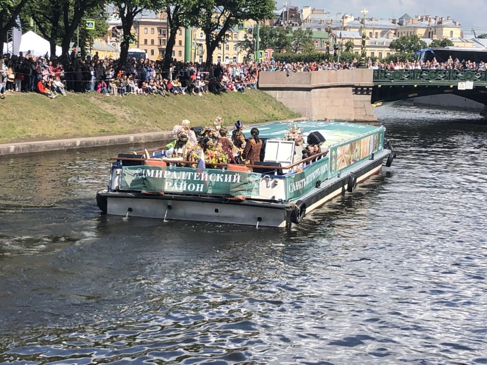 В речном карнавале приняли участие команды администраций 18 районов города