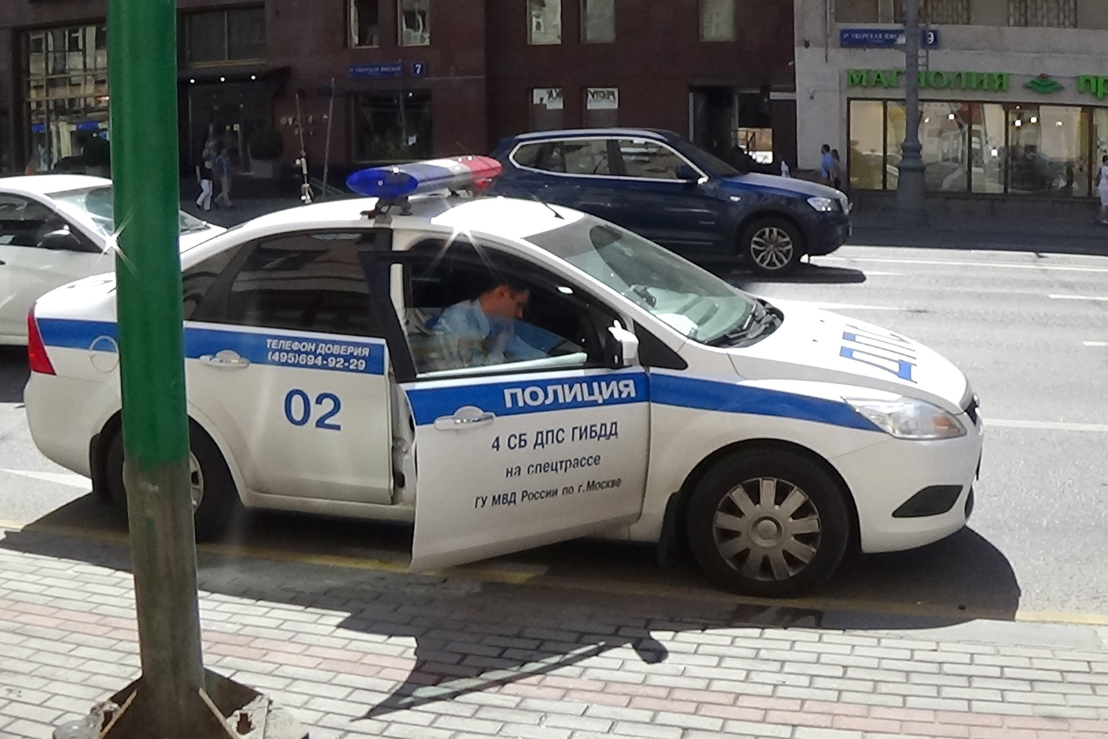 На месте происшествия работают сотрудники ГИБДД