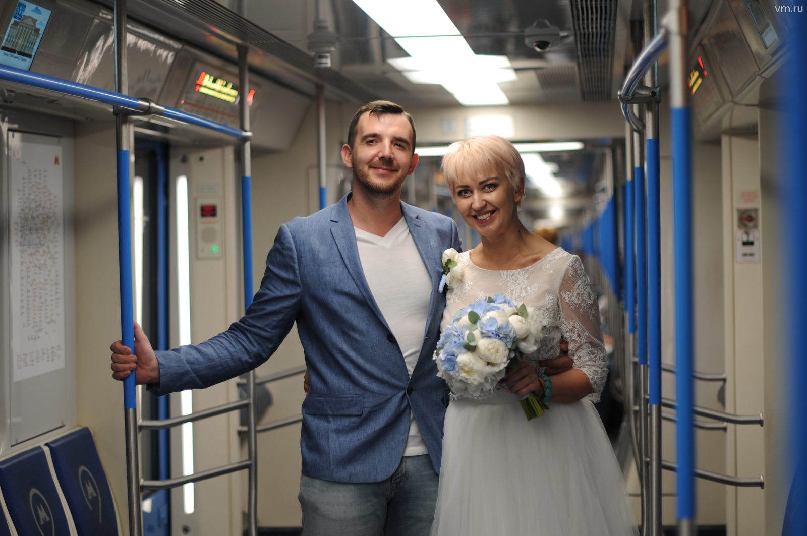 Сотрудники московского метро, молодожены Юлия и Александр, едут из Медведковского ЗАГСа