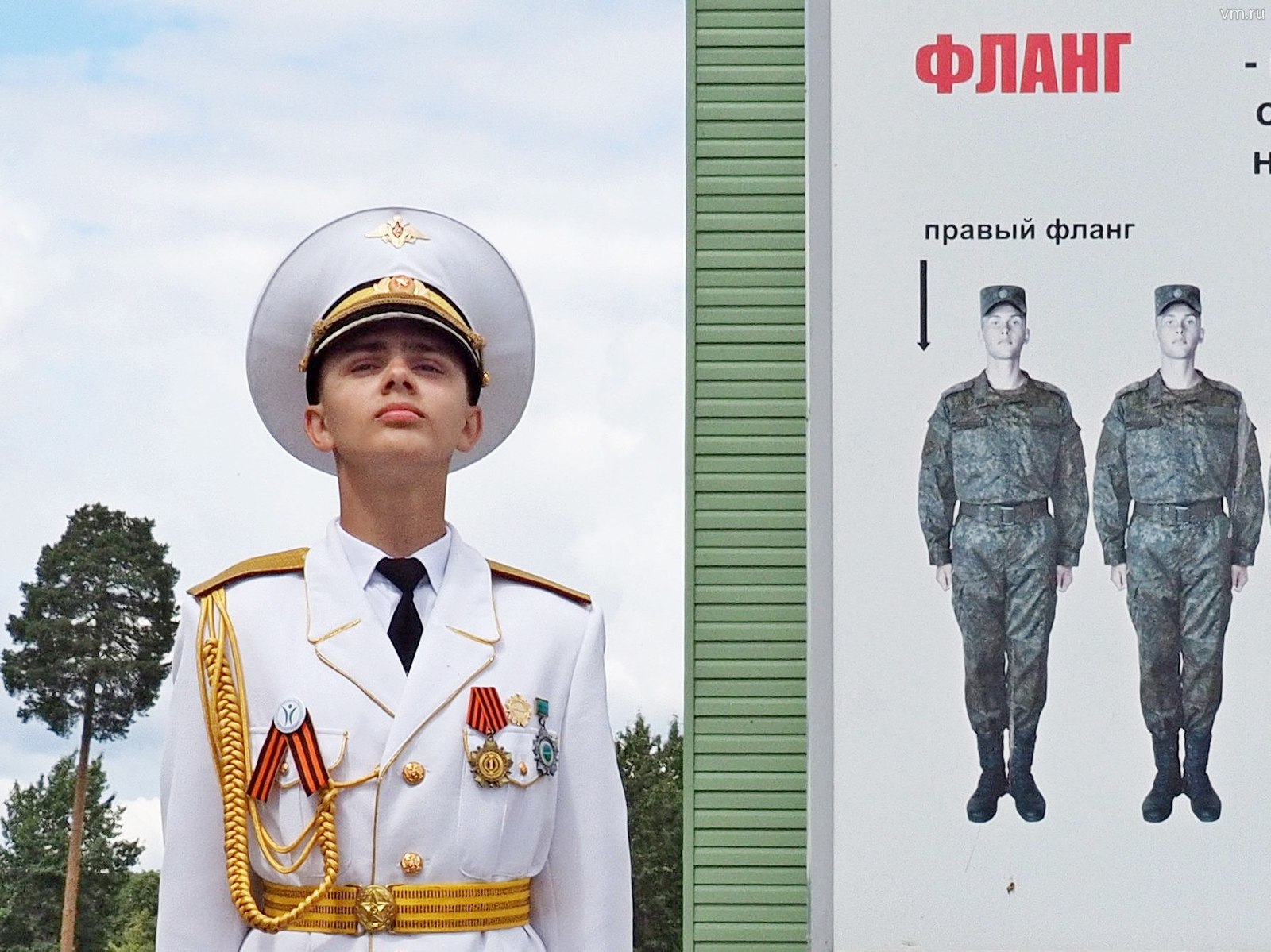 Участник военно-спортивной игры «Победа» юнармеец Глеб Семенов перед конкурсом оттачивает строевые приемы и стойки