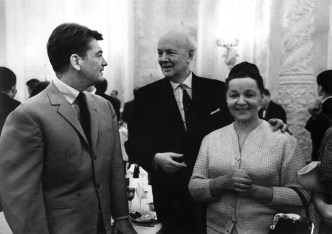 На фото (слева направо) французский актер Жан Маре, советский театральный режиссер Юрий Завадский, советская актриса Вера Марецкая
