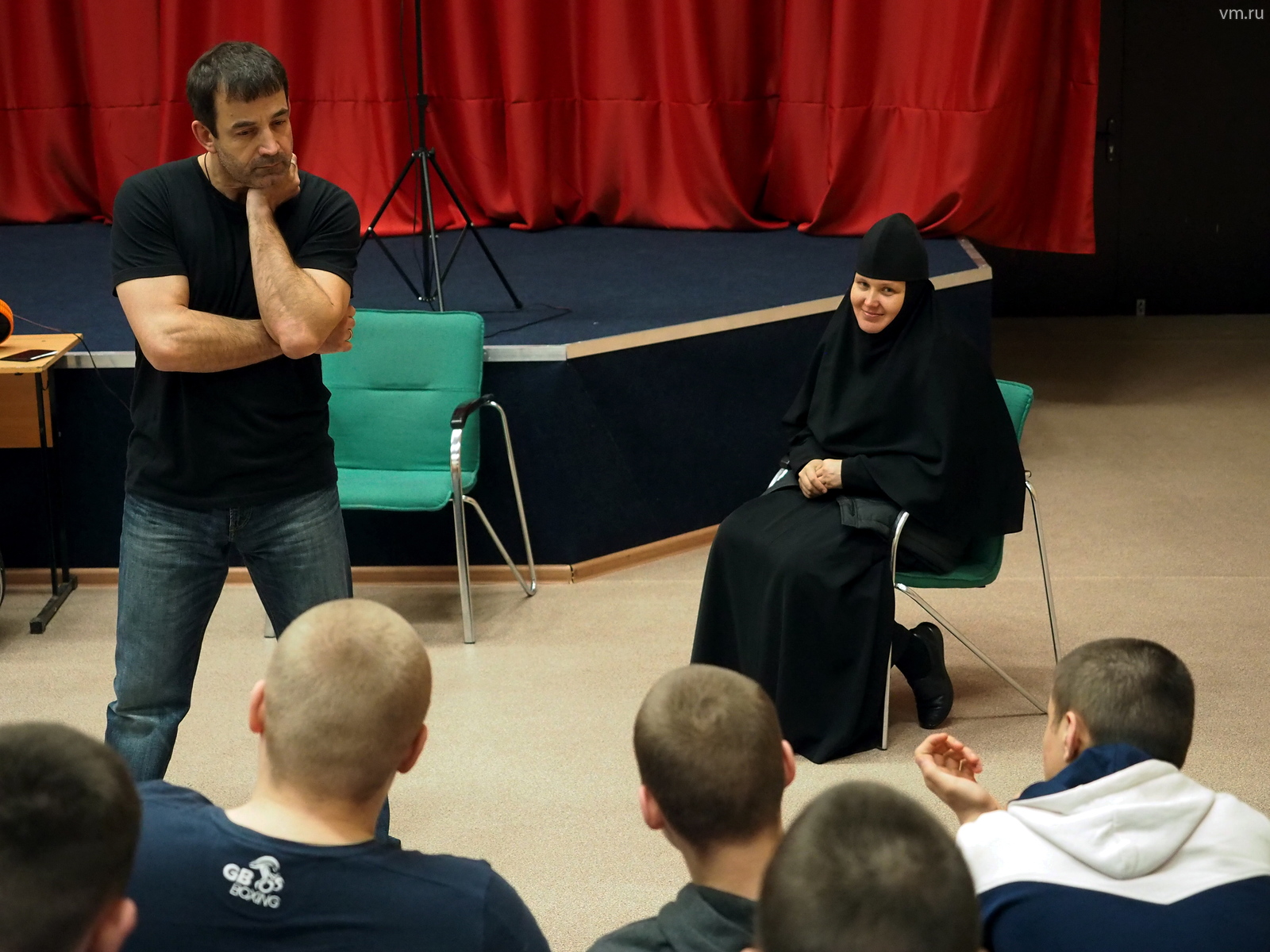 Актер Дмитрий Певцов (стоит слева) на встрече с несовершеннолетними подследственными в СИЗО № 5
