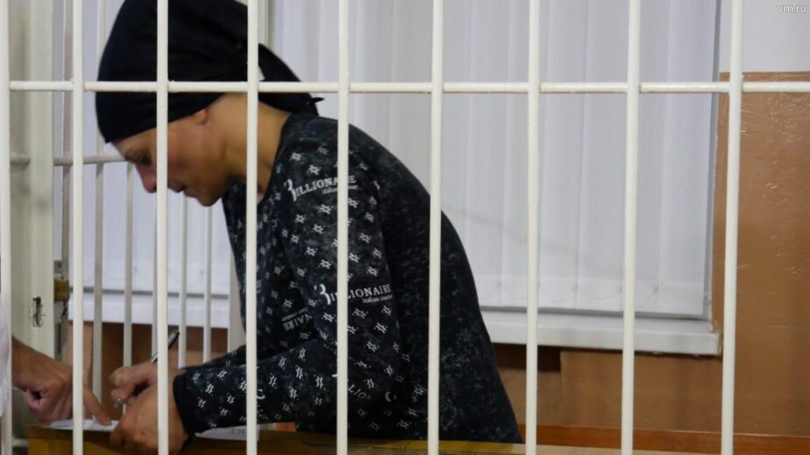 Отмечается, что у женщины и ее супруга, работающего в полиции, есть еще два сына