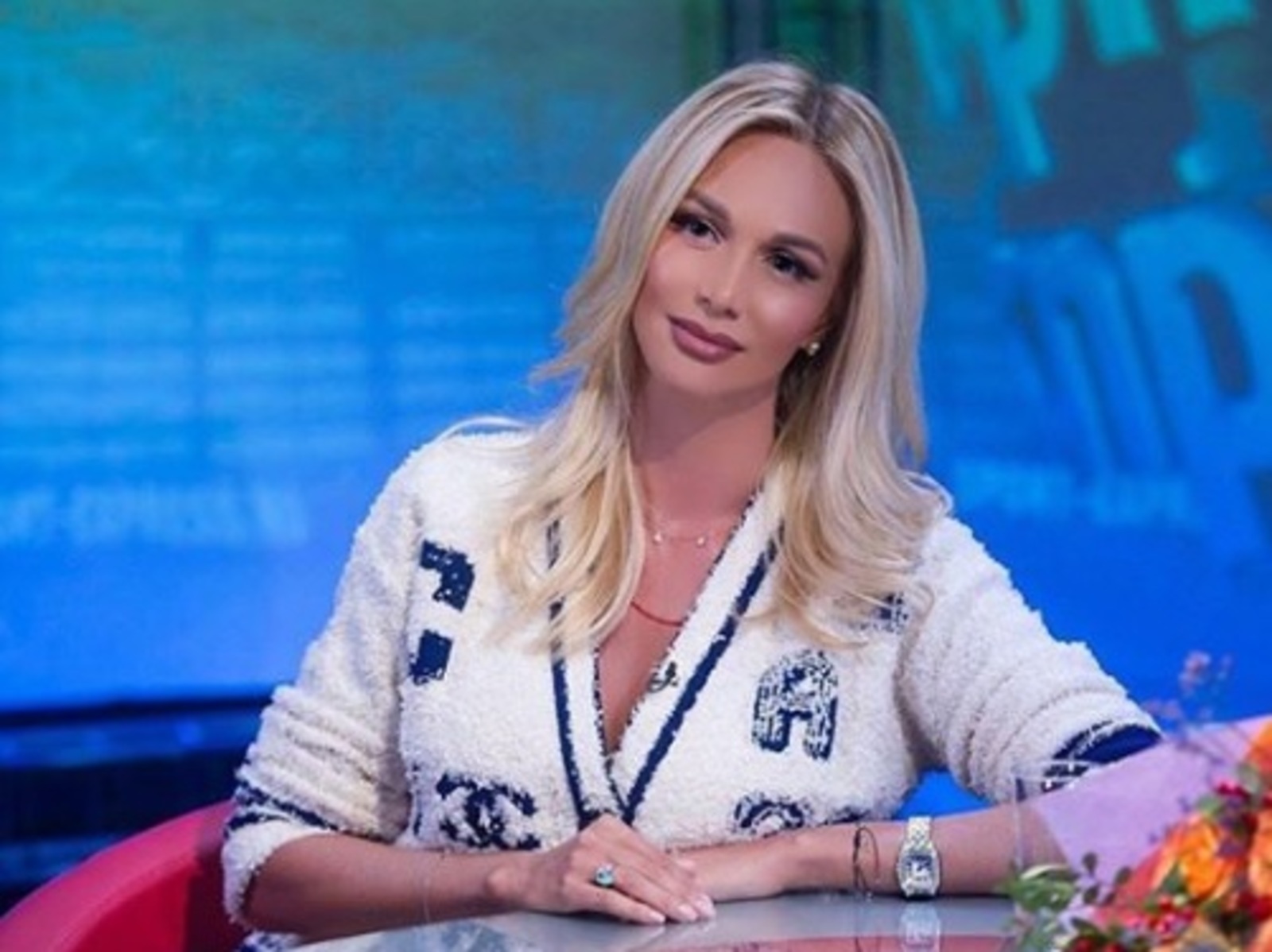 По мнению Лопыревой, Бузова является «коммерческим проектом»