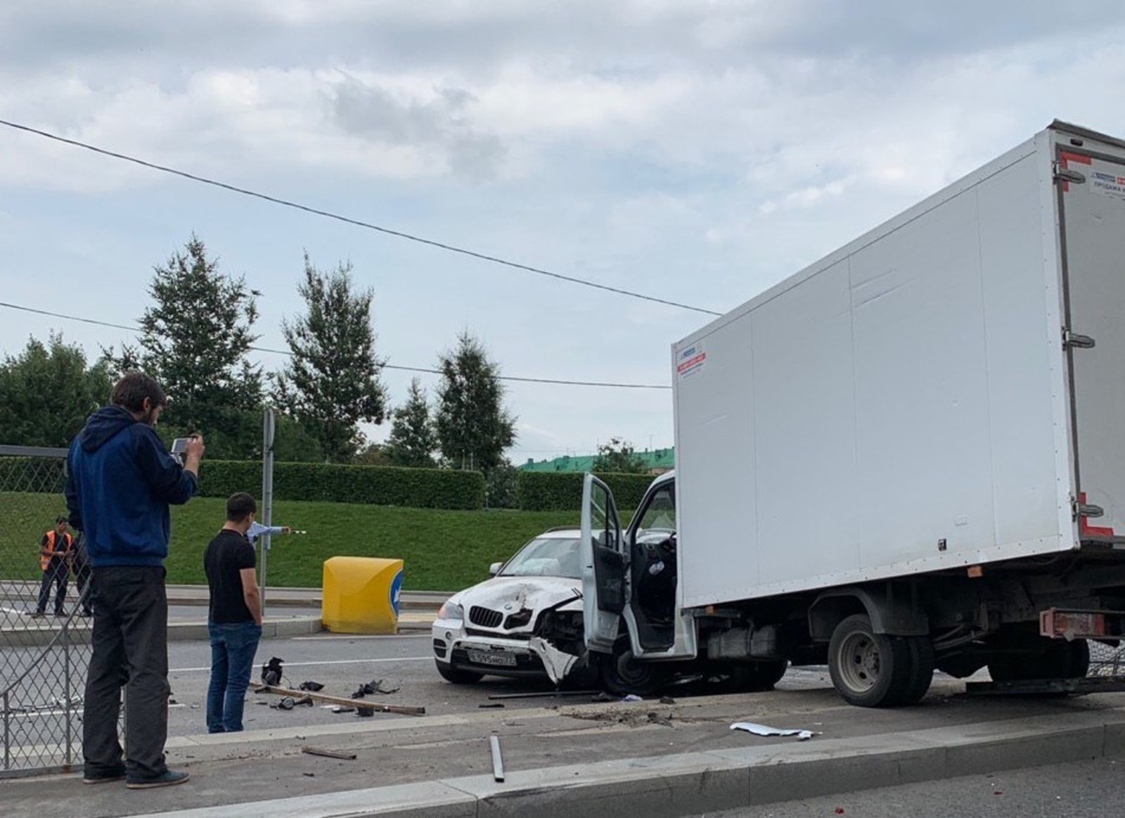 Самая частая причина гибели участников движения связана с выездом автомобиля на встречную полосу