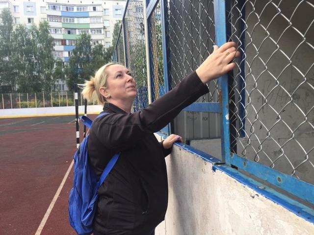 Вход в бытовки-раздевалки огражден бетонными плитами и сеткой, а внутри пыль, грязь и последствия чьих-то веселых ночей