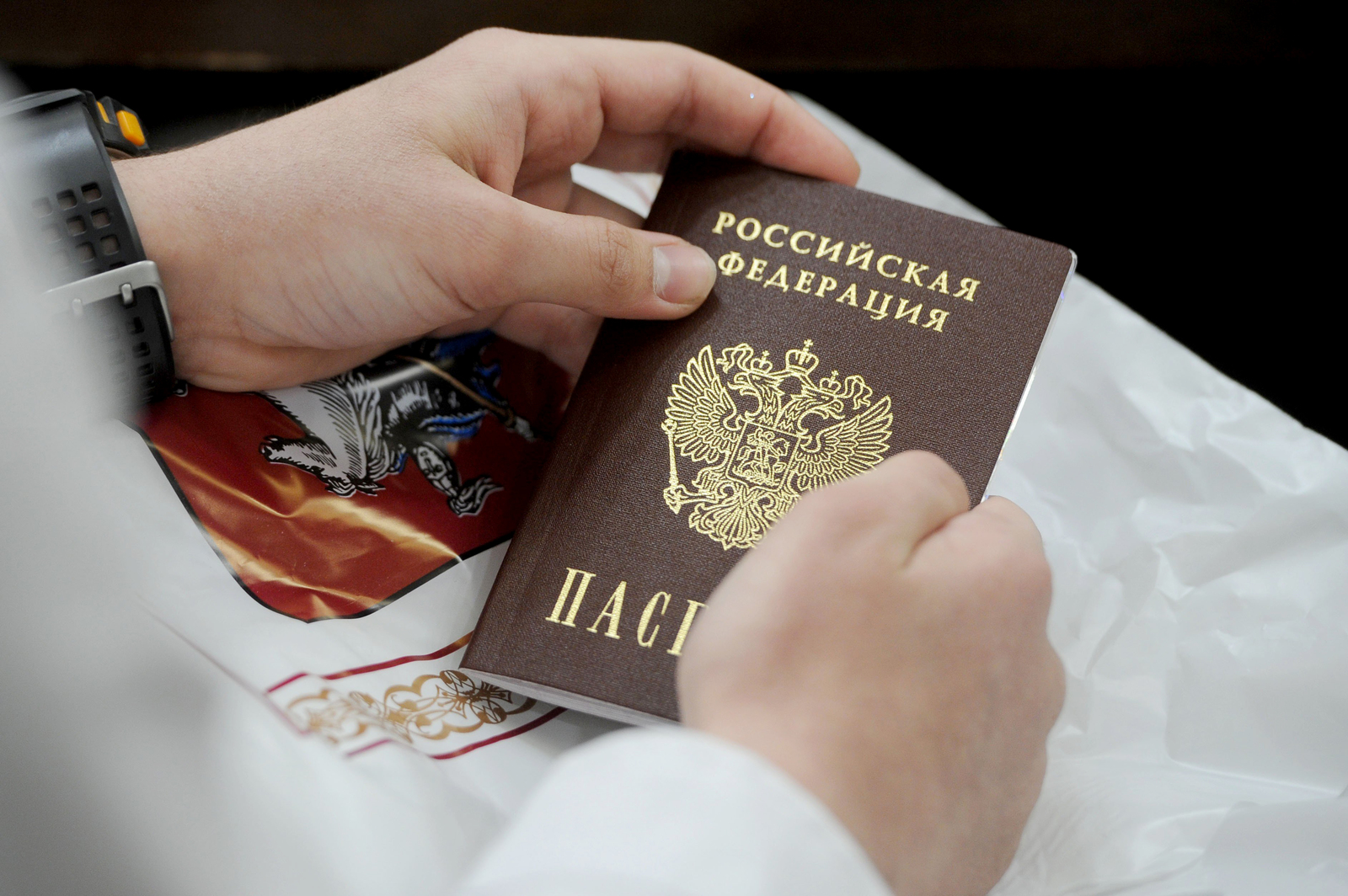 По мнению политолога, российские паспорта захотят получить 80 процентов населения Донбасса