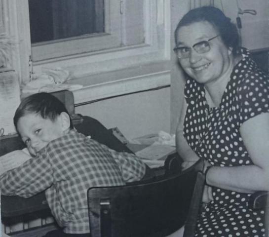 Конец 1960-х годов, Александр Белоцерковский с бабушкой, заместителем министра легкой промышленности Анной Северьяновой