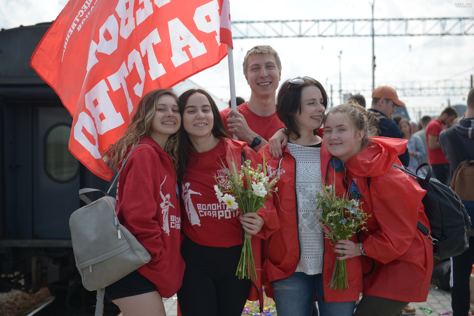 Волонтеры (слева направо) Вероника Коломийцева, Роксана Максиняева, Иван Федотов, Екатерина Гричишкина и Алина Лунегова больше недели боролись с последствиями наводнения в городе Тулуне Иркутской области