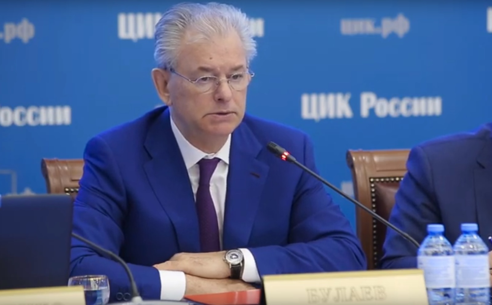 Булаев добавил, что согласие избиркомов регистрировать всех кандидатов, подающих документы для участия в выборах, будет противоречить закону