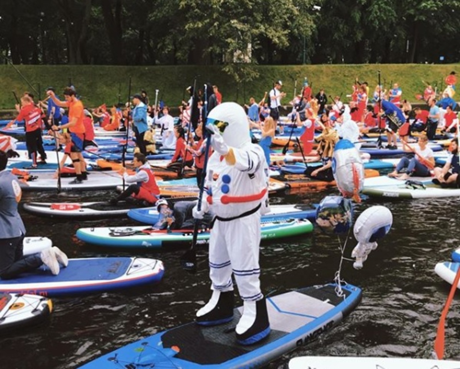 В этом году в «Фонтанке-SUP — 2019» приняли участие около 800 человек