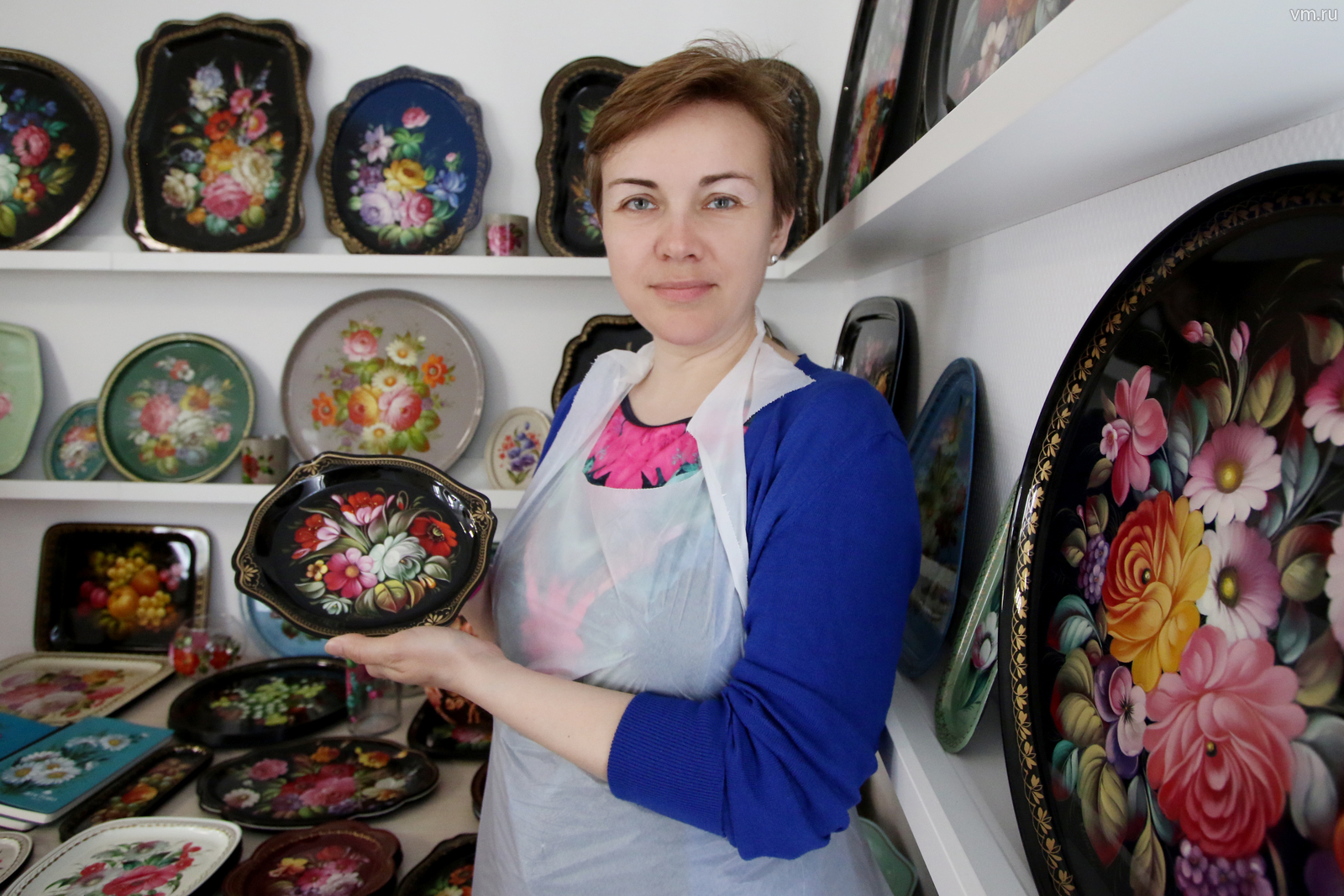 Корреспондент «Вечерней Москвы» Мария Гусева побывала на занятиях по жостовской росписи и убедилась, что научиться раскрашивать лаковые подносы не просто, но под силу любому человеку
