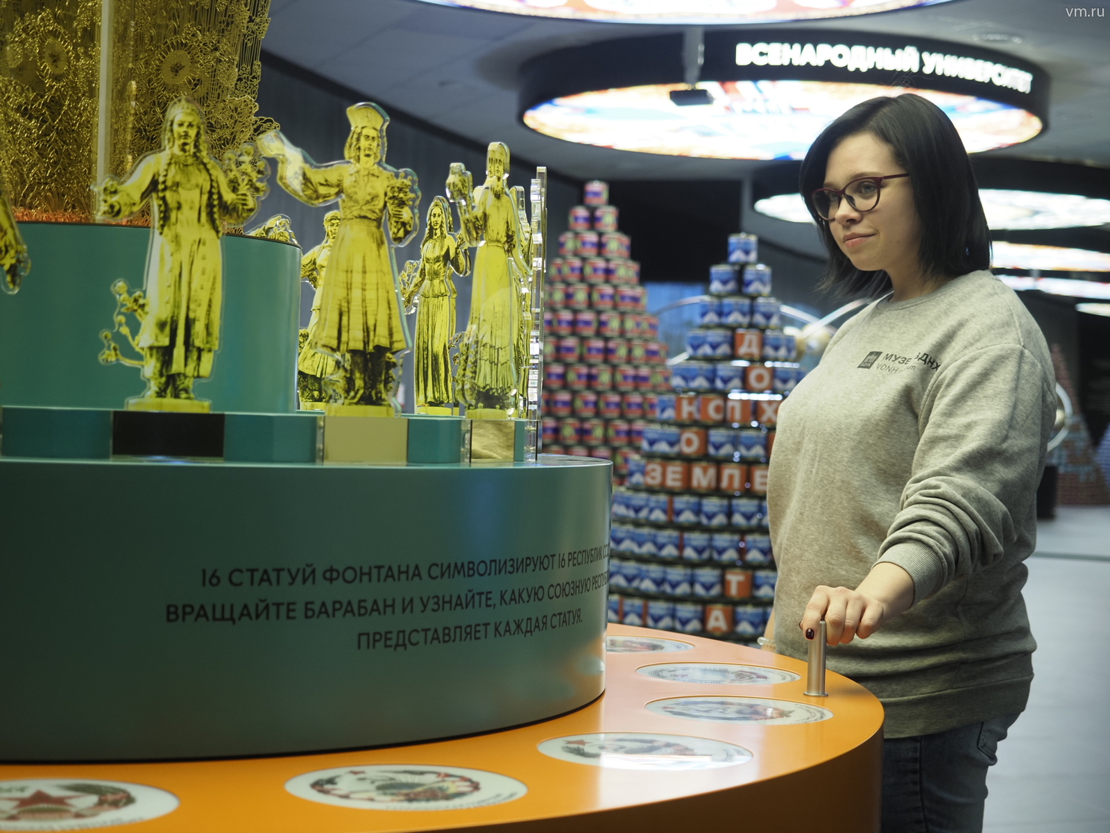 Смотритель Музея ВДНХ Евгения Медовникова проверяет работу интерактивных экспонатов нового выставочного пространства, которое откроется для широкой публики 1 августа