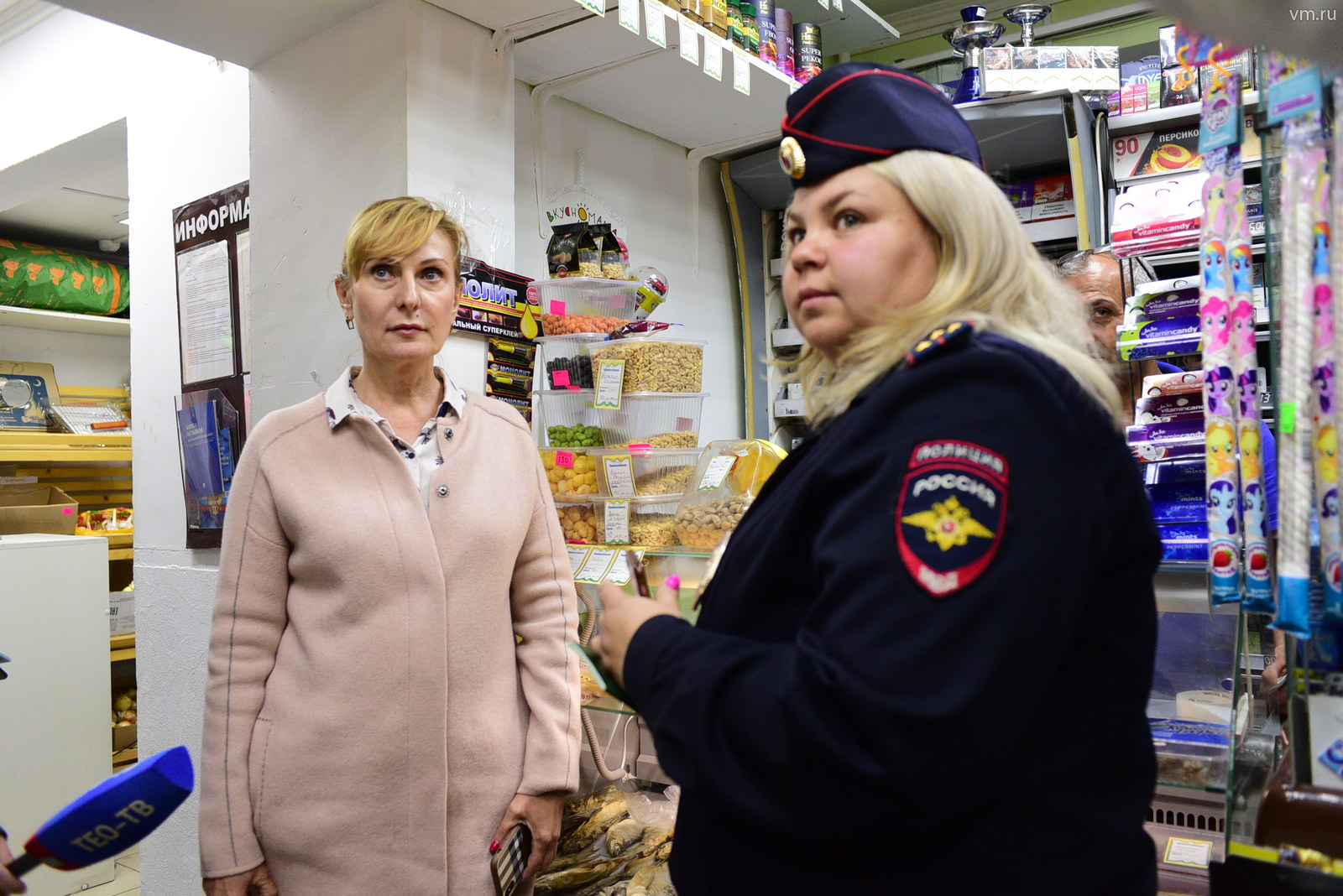 Во время очередного рейда, инициированного председателем комиссии Московской городской думы по безопасности Инной Святенко (слева), инспектор полиции Марина Терентьева обнаружила, что в магазине на Поречной улице в Марьине продают алкоголь и табак несовершеннолетним