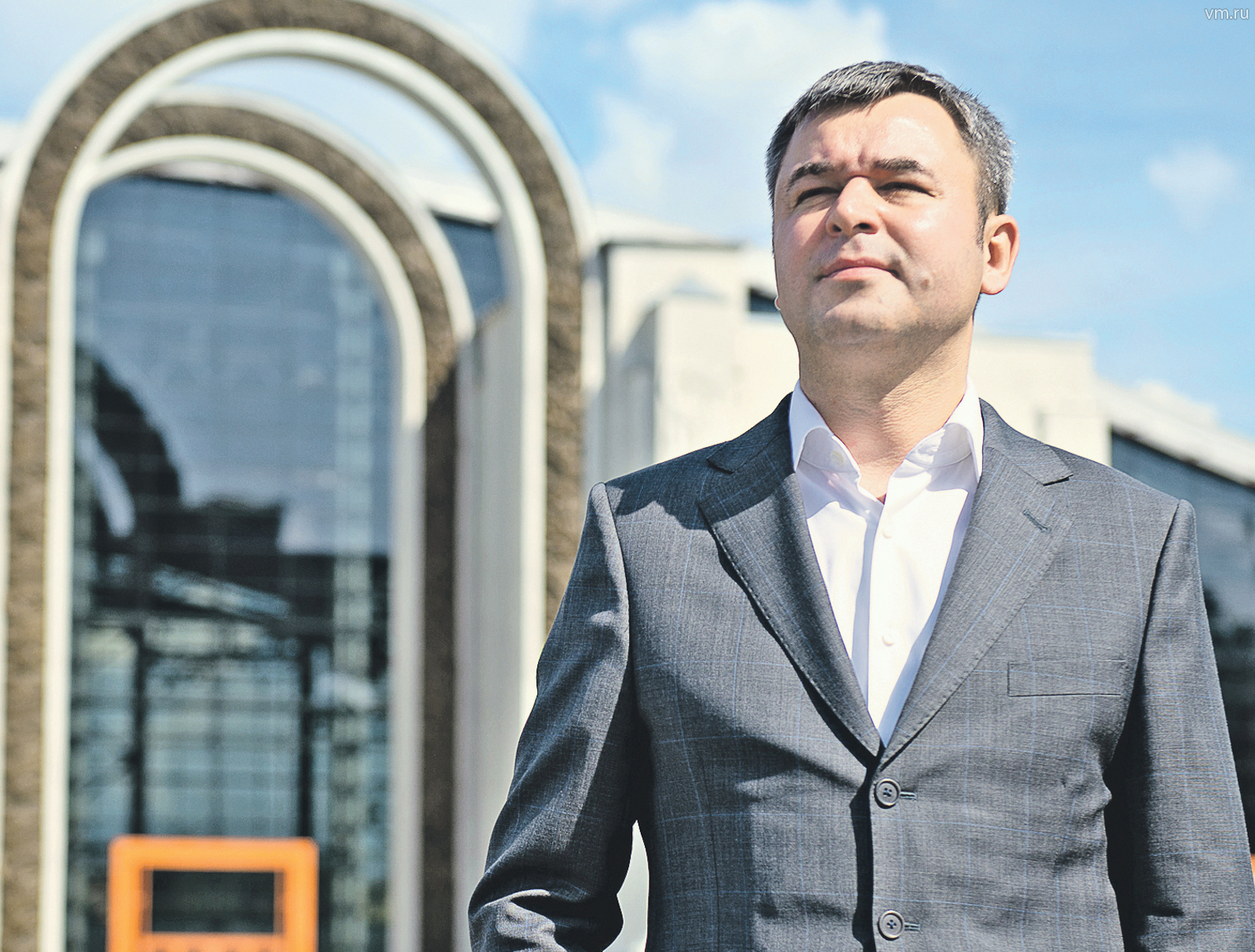 Гендиректор АО «ВДНХ» Сергей Шогуров на фоне арки Северного входа выставки