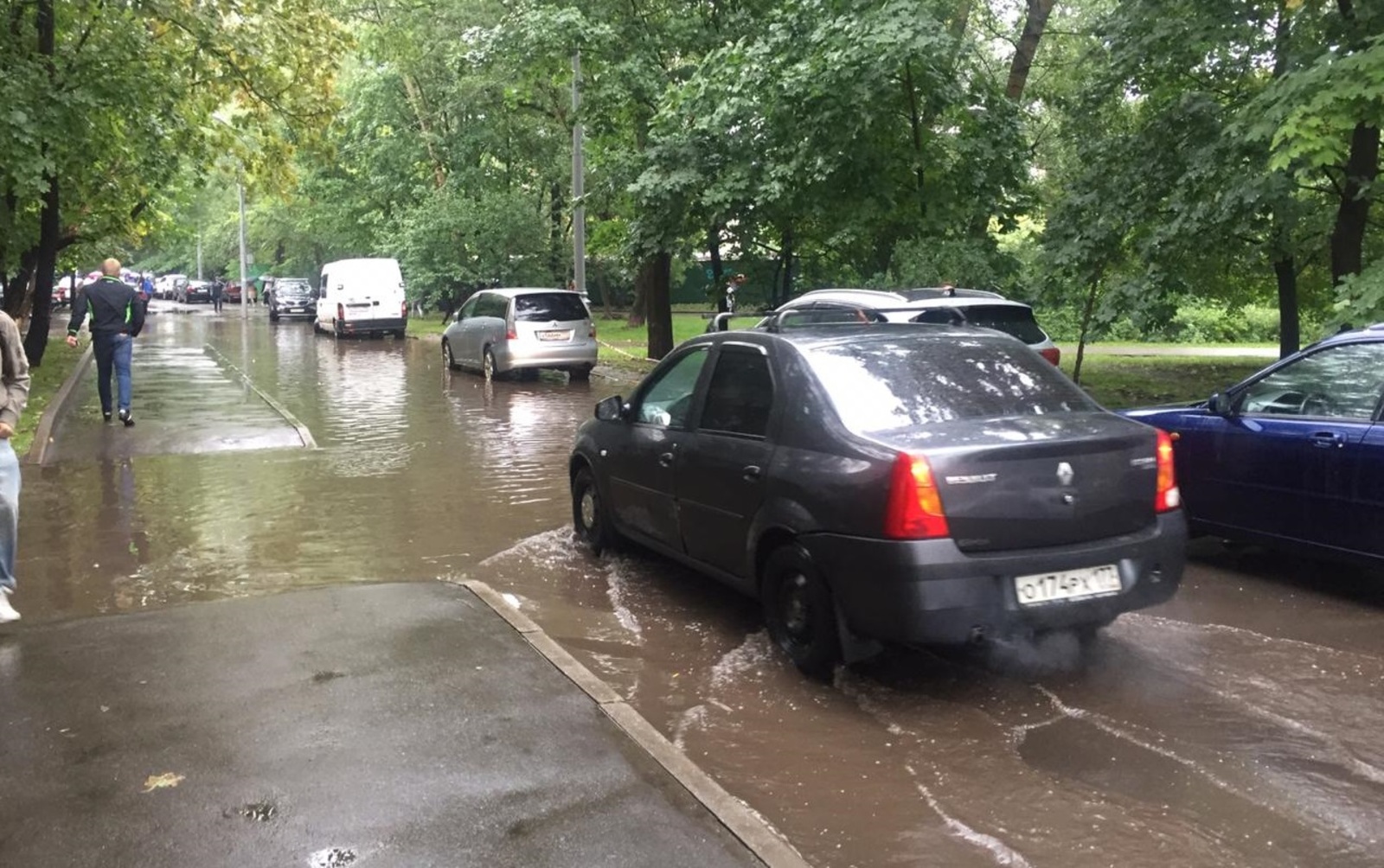 Ивановскую улицу на севере Москвы заливают не только дожди, но и коммунальная спецтехника. В итоге некоторые дворы превращаются в реки