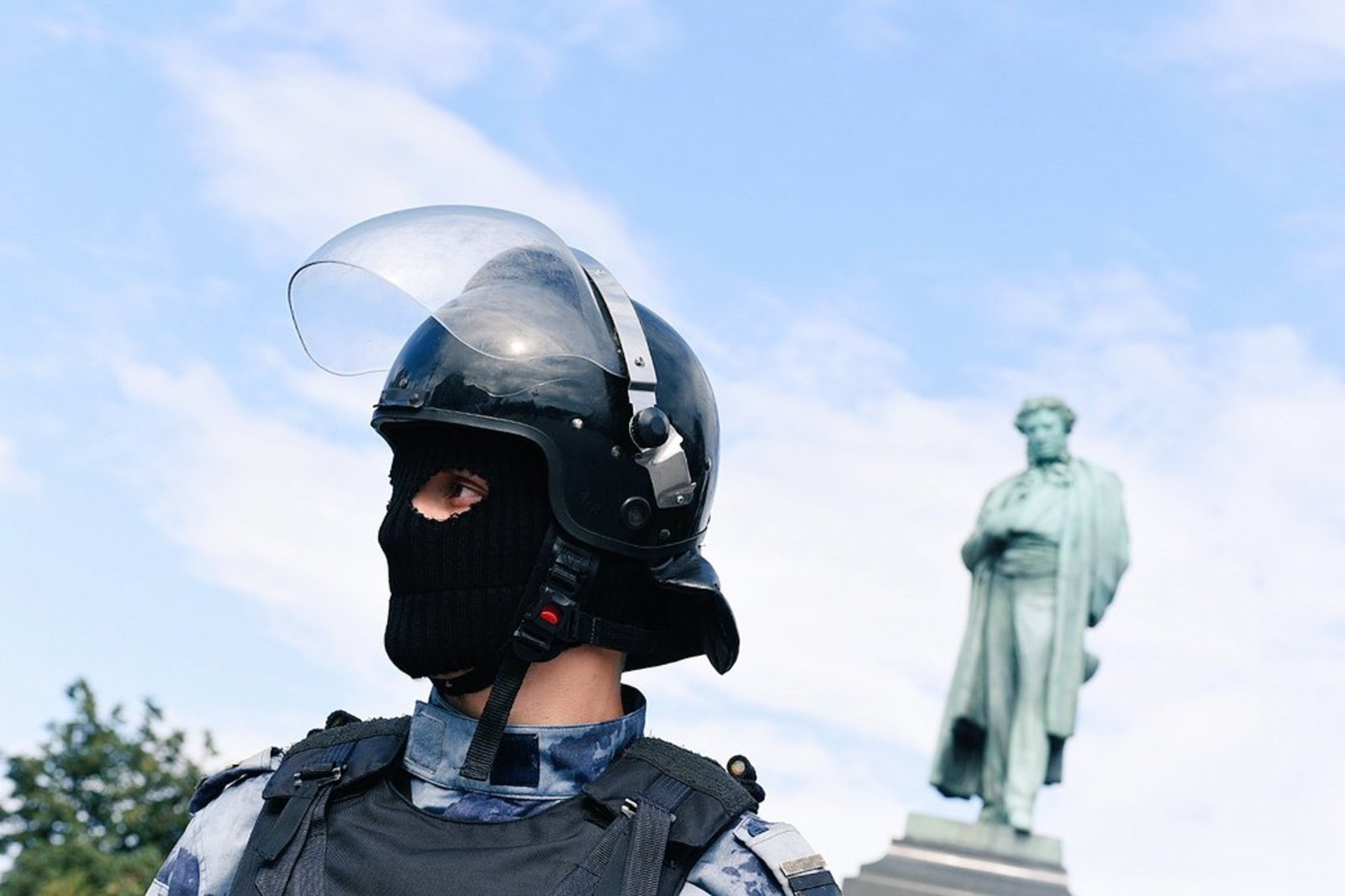 В ходе предварительного расследования следователи уже получили доказательства нарушения закона более 10 гражданами, принимавшими наиболее активное участие в митинге