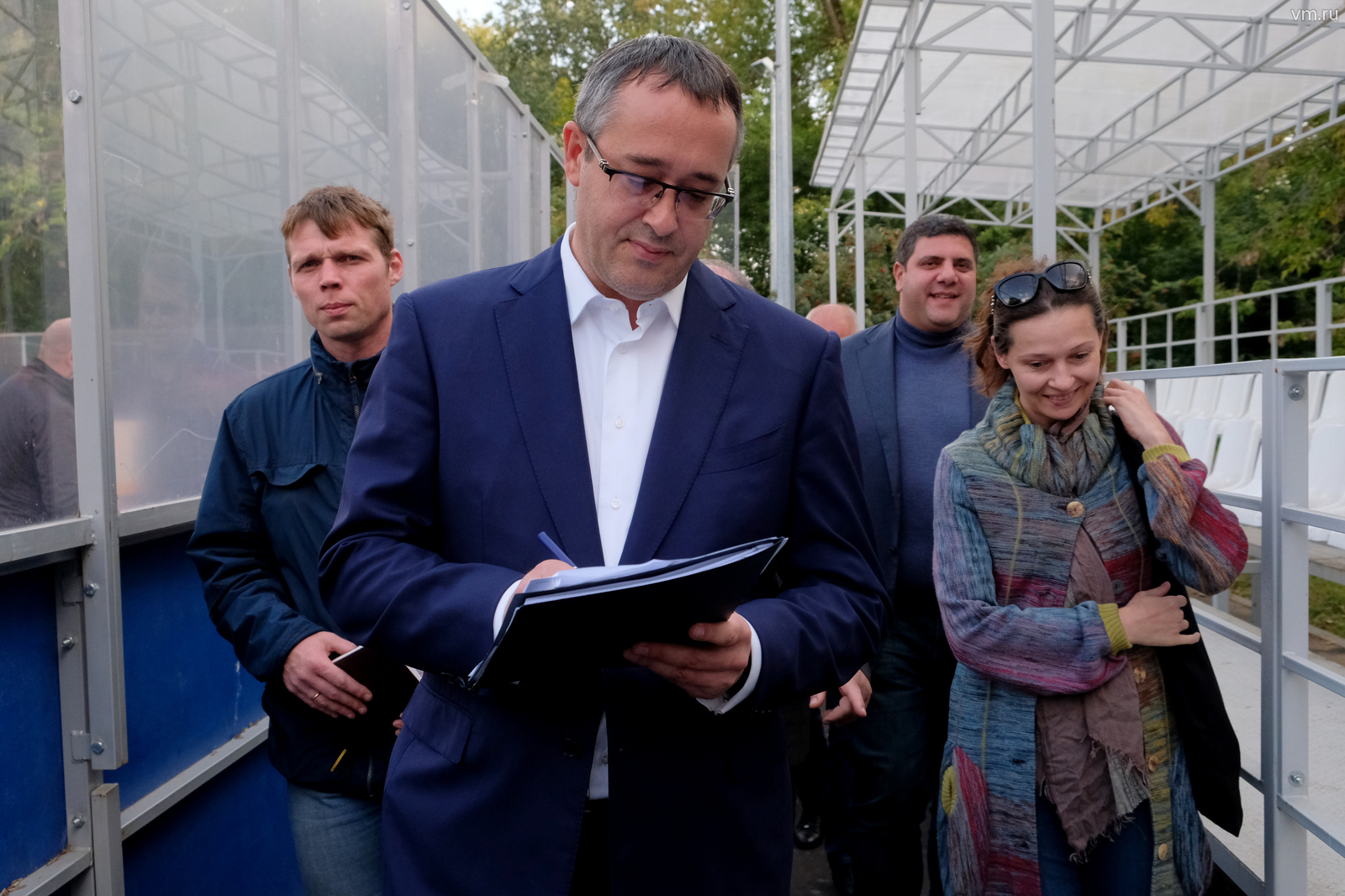 Председатель Московской городской думы Алексей Шапошников вместе с горожанами обсудил, что нужно сделать, чтобы уже в начале сезона каток начал свою работу