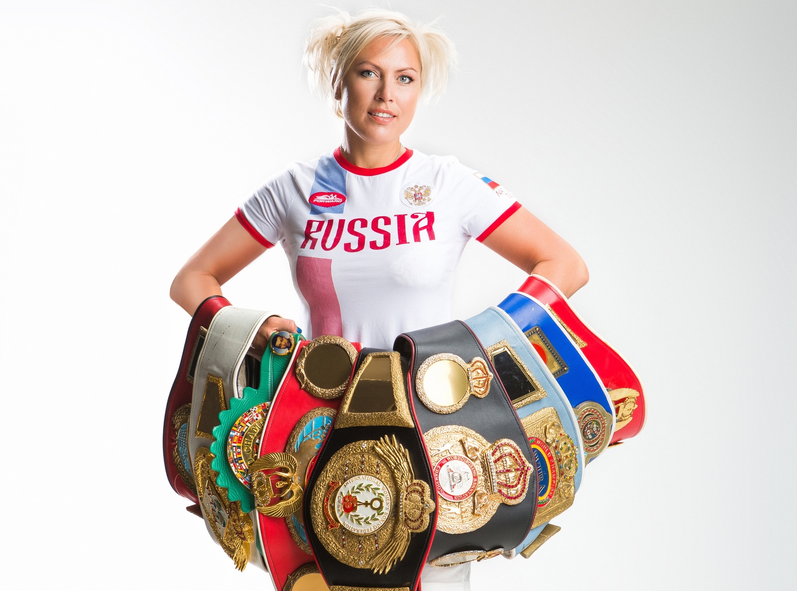 Трехкратная чемпионка мира по боксу Наталья Рагозина со своими спортивными наградами
