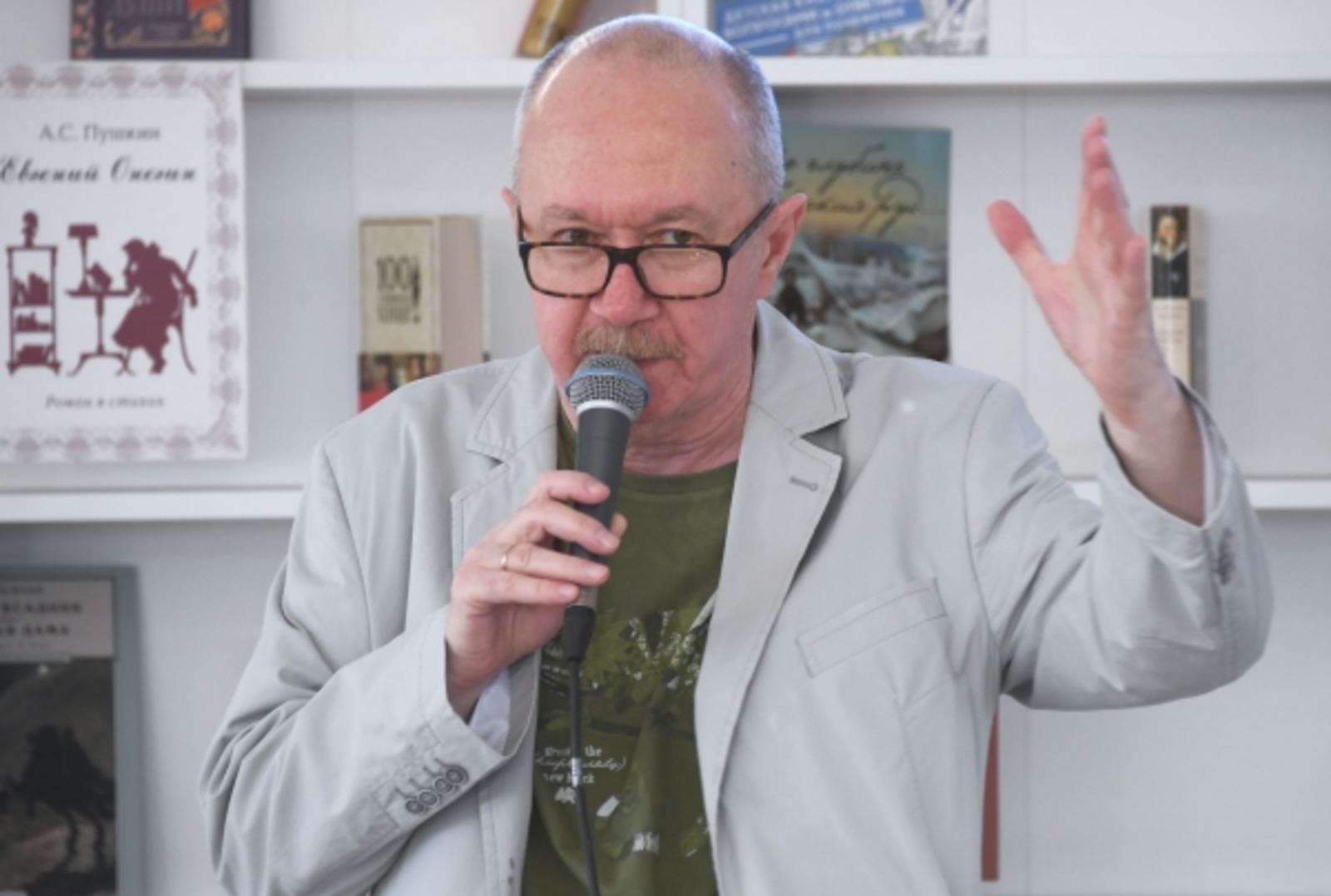 Прозаик, журналист Денис Драгунский во время представления своего нового романа «Автопортрет неизвестного» и сборника «Соседская девочка» на ежегодном российском книжном фестивале на Красной площади