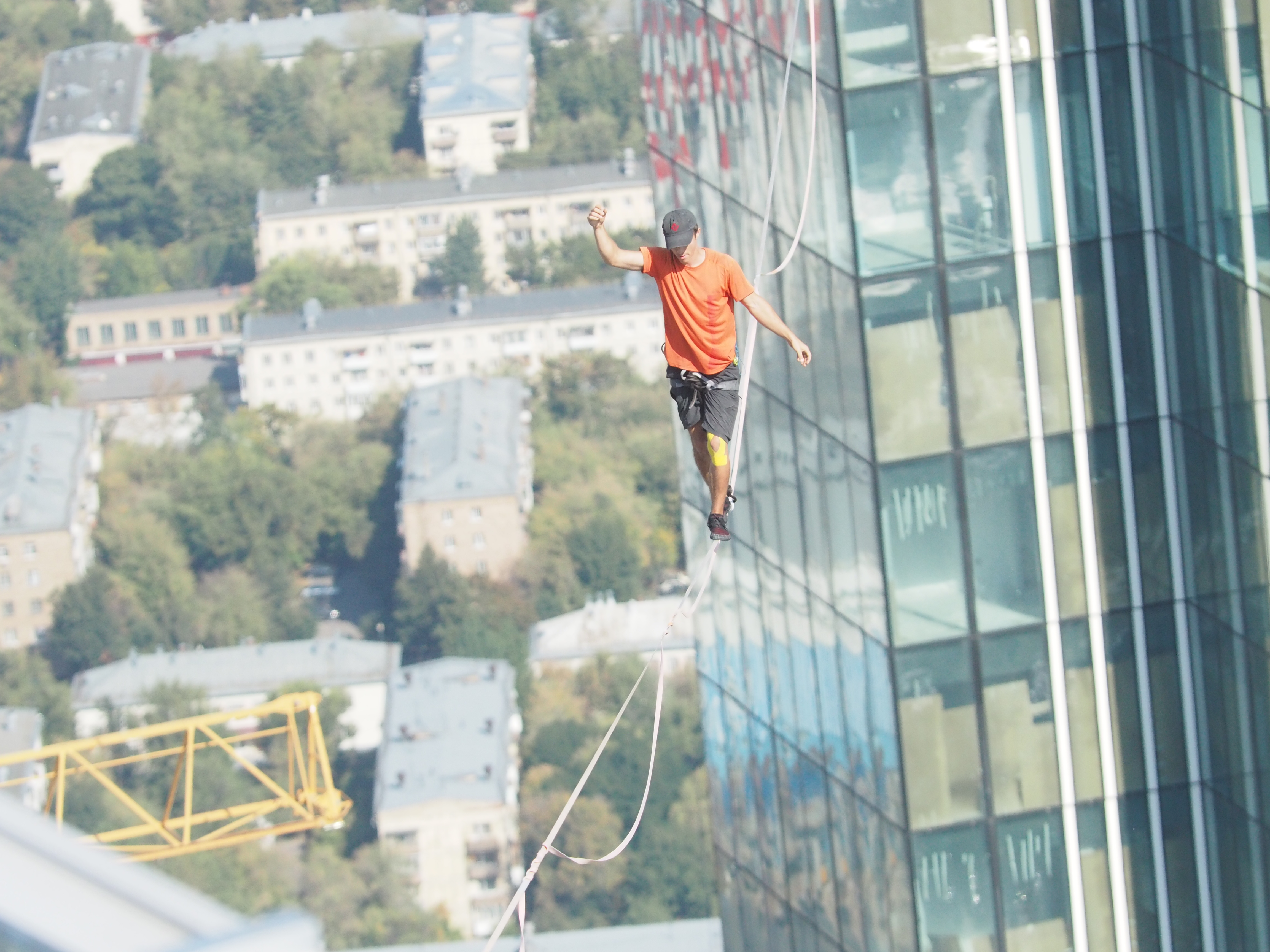 На высоте 3 тысяч метров. Канатоходец Москва Сити. Канатоходец между башнями Москва Сити. Highline 1000 метров. Мировой рекорд по ходьбе на канате.