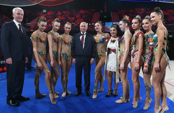 Президент РФ Владимир Путин, мэр Москвы Сергей Собянин и главный тренер сборной России по художественной гимнастике Ирина Винер-Усманова с гимнастками / РИА Новости / Валерий Мельников/РИА Новости