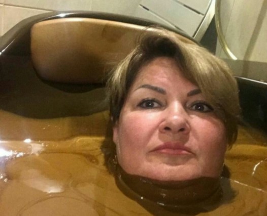 Светлана Опенышева разместила в своем Instagram фото, на которых она позирует в ванне с нафталаном (лечебной нефтью) на отдыхе в Азербайджане / Фотография из Instagram (https://www.instagram.com/openysheva_sv/)