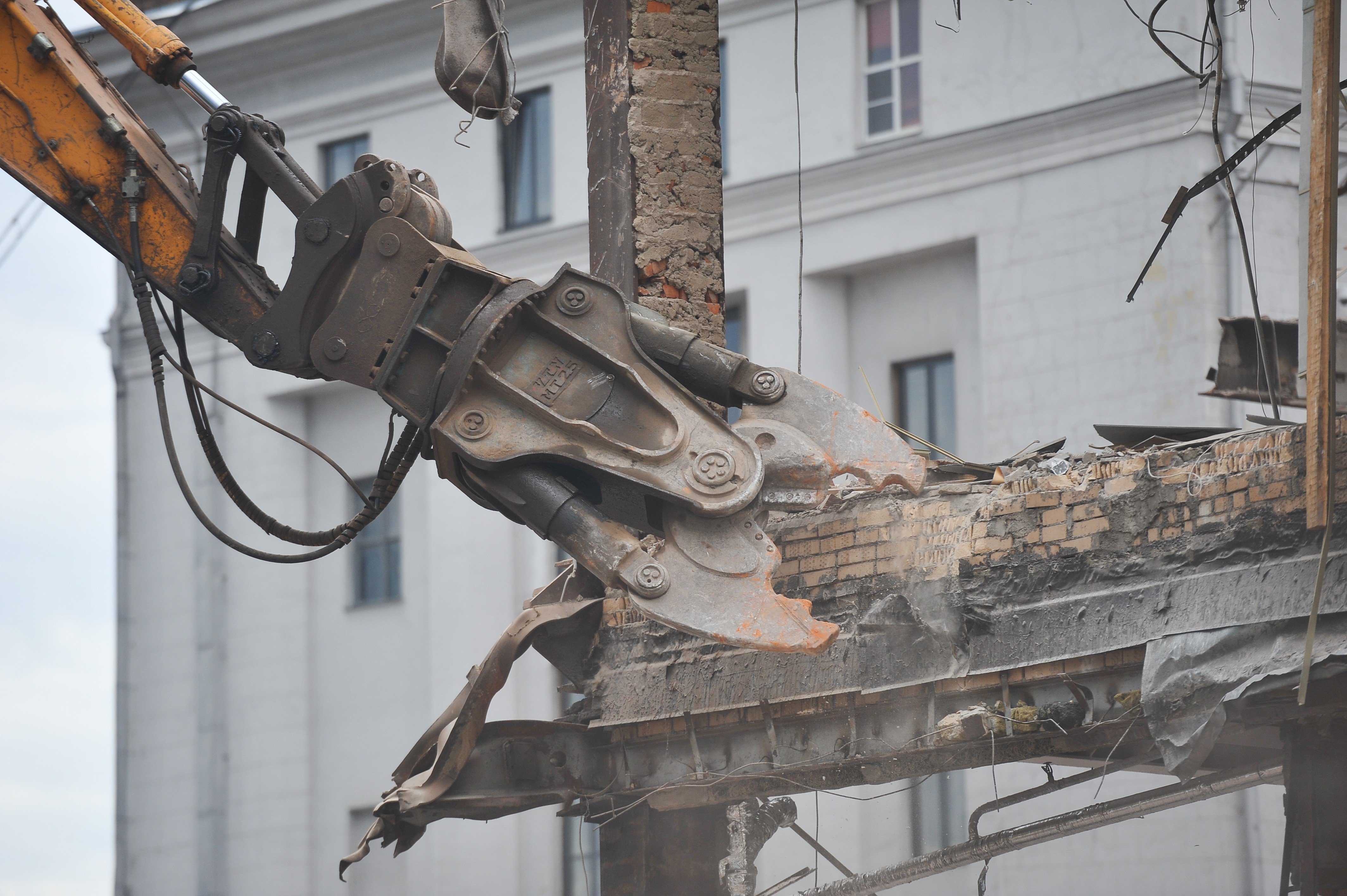 Незаконный складской ангар на юге Москвы демонтировали