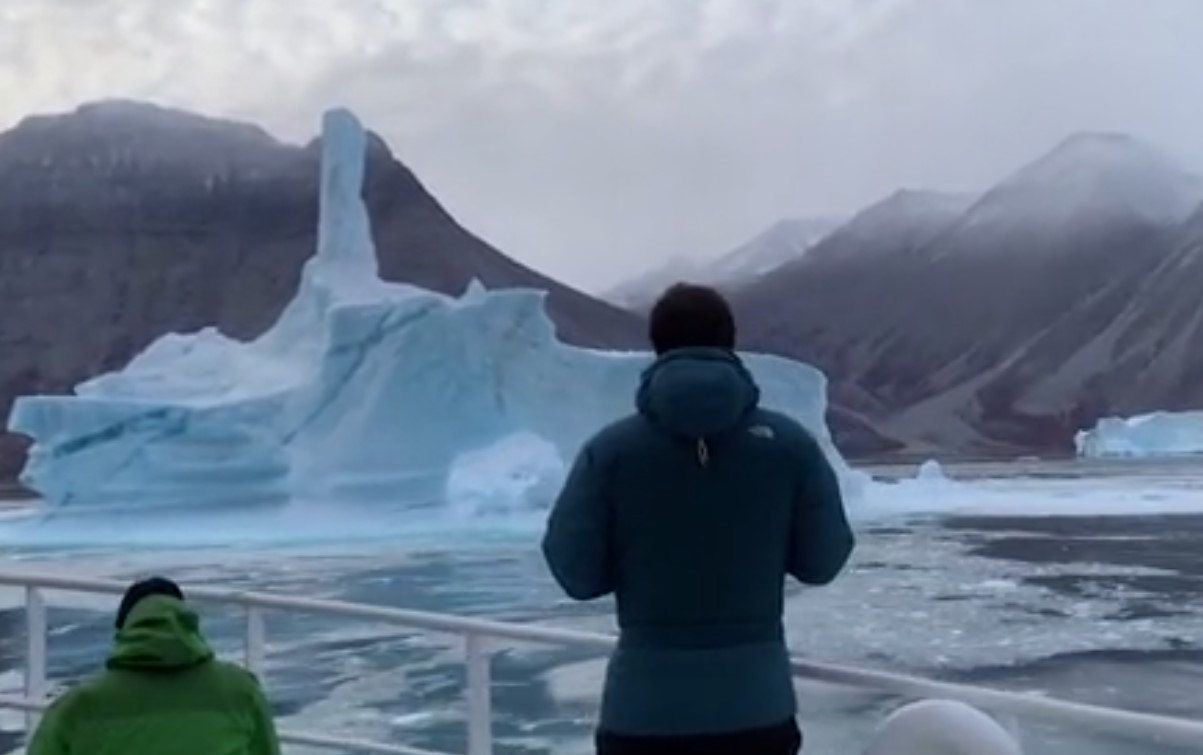 Огромный айсберг рухнул в воды океана на глазах испуганных туристов