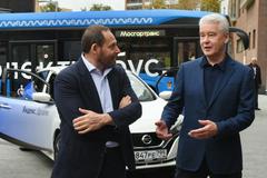 На фото: (справа налево) мэр Москвы Сергей Собянин и генеральный директор группы компаний «Яндекс» Аркадий Волож