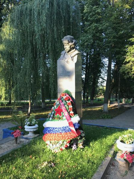 На месте гибели героя Саши Чекалина установлен обелиск / Оксана Крученко, «Вечерняя Москва»