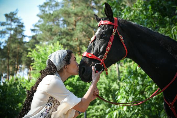 Актриса Виктория Полторак на съемочной площадке сериала «Цыганка» / Пресс-служба телеканала «Домашний»
