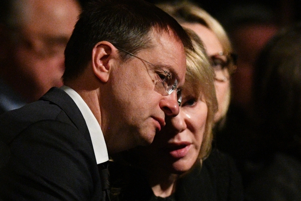 Министр культуры РФ Владимир Мединский и дочь режиссера Марка Захарова, актриса Александра Захарова / РИА Новости / Рамиль Ситдиков