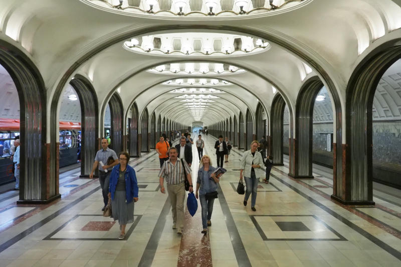 Пассажир выжил после падения с платформы станции метро «Маяковская»