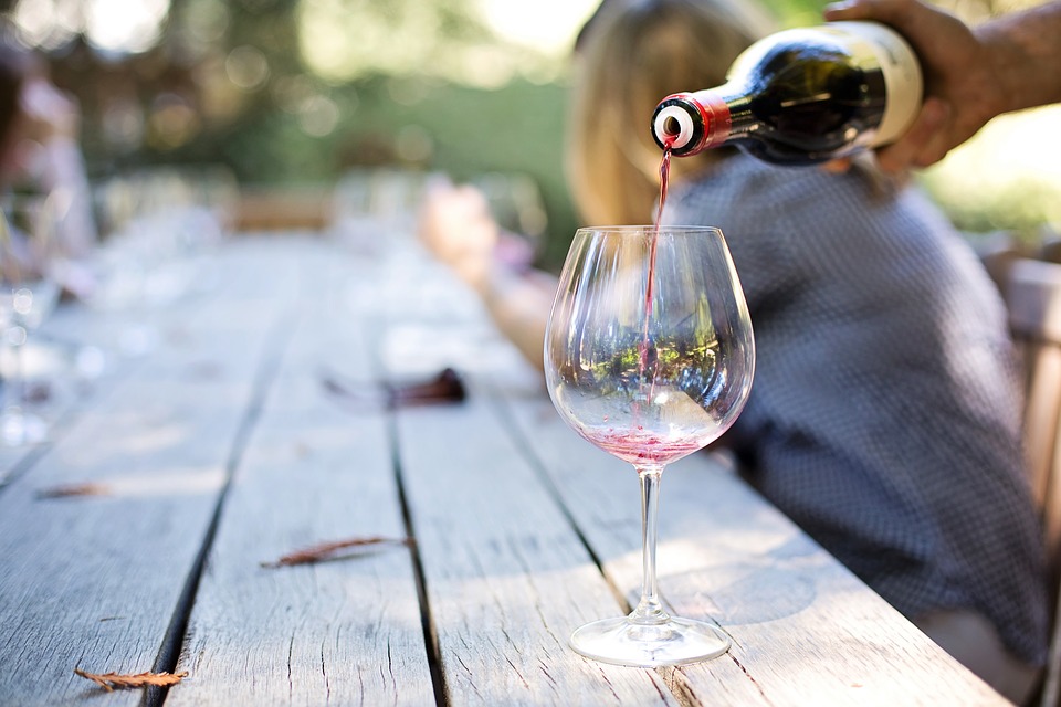 «Роскачество» рассказало, как отличить винный напиток от вина